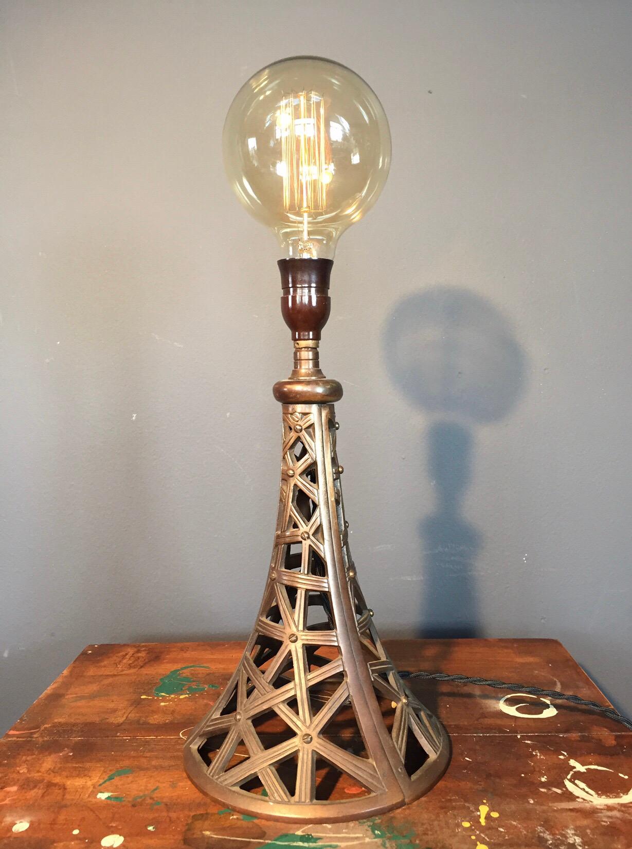 Vintage cast alloy table lamp with a strong maritime/Brutalist feel.
Bakelite bulb holder.
Bulb not included.
 