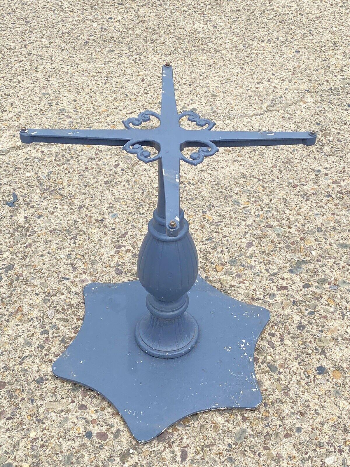 Vintage Cast Aluminum Hollywood Regency Dining Center Table Pedestal Base. Circa Late 20th Century.
Measurements: 
Overall: 29