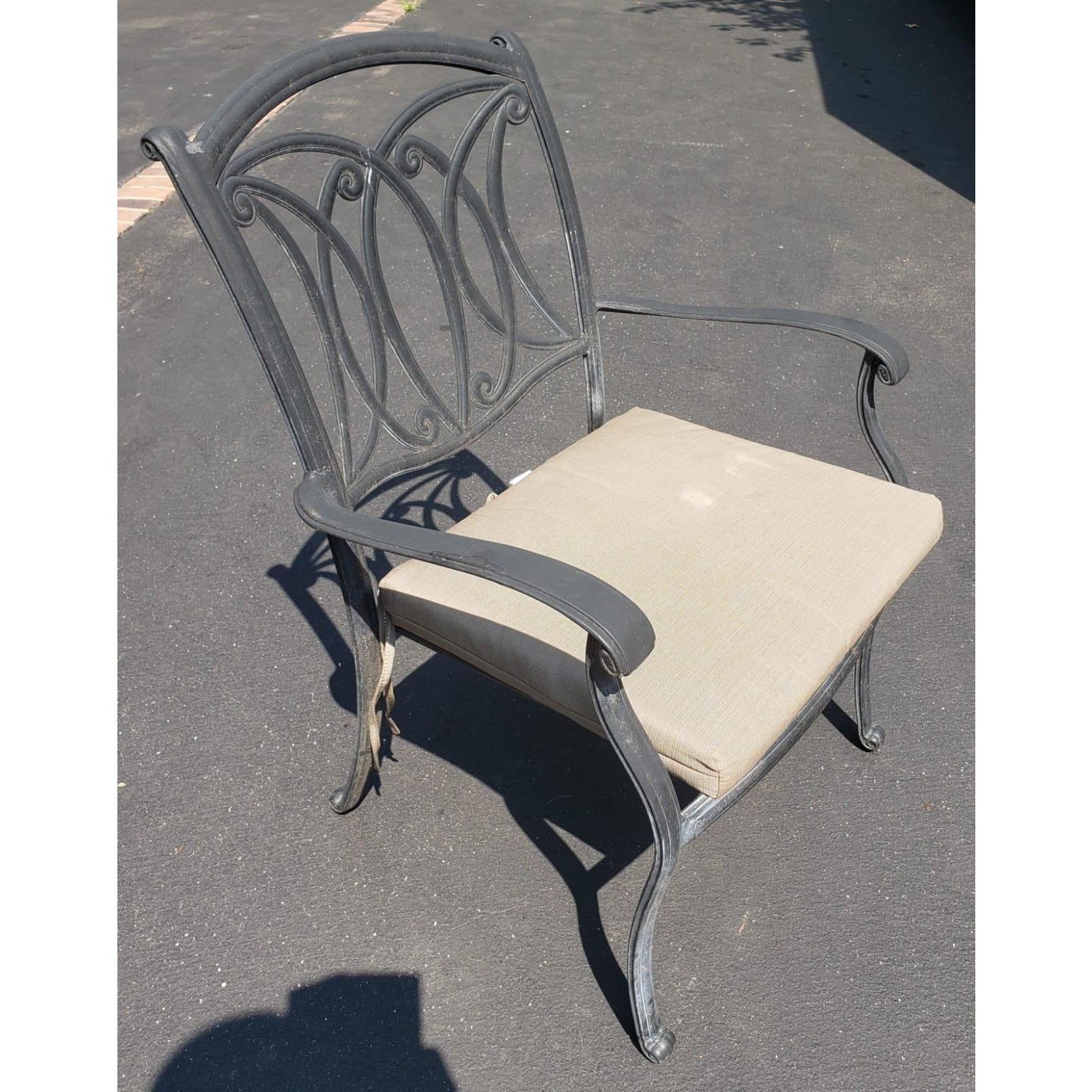 Moderne Table de patio vintage en fonte d'aluminium et 4 fauteuils avec coussins en vente