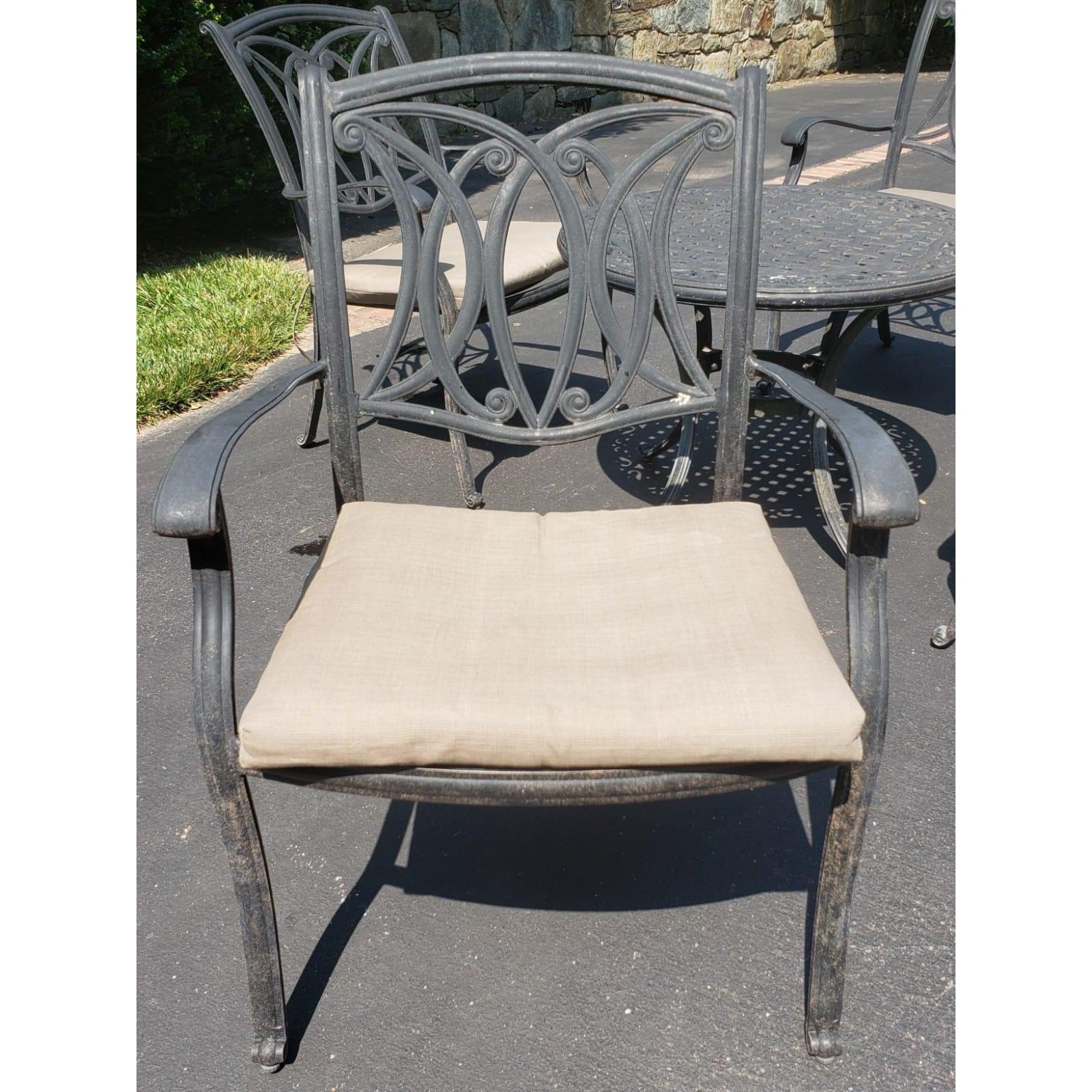 Américain Table de patio vintage en fonte d'aluminium et 4 fauteuils avec coussins en vente