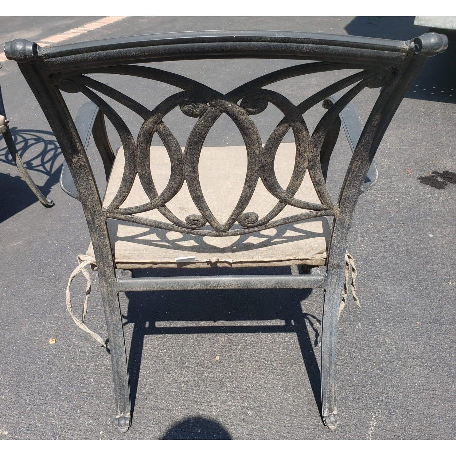 Ferronnerie Table de patio vintage en fonte d'aluminium et 4 fauteuils avec coussins en vente