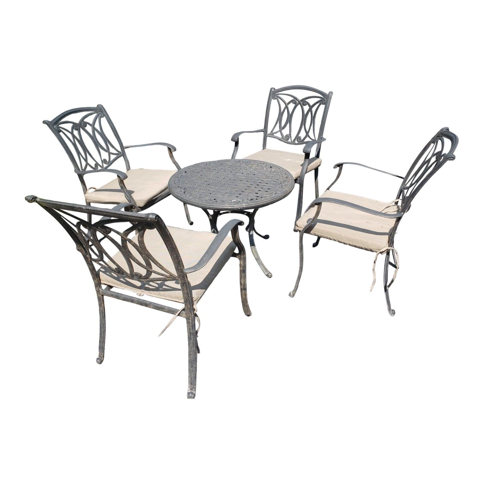 Table de patio vintage en fonte d'aluminium et 4 fauteuils avec coussins en vente