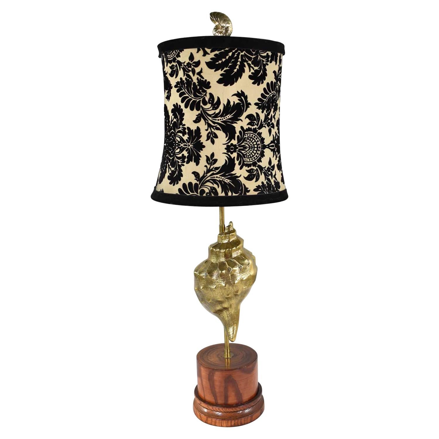 Lampe de table vintage en laiton moulé avec coquille de conque sur base en Wood Wood