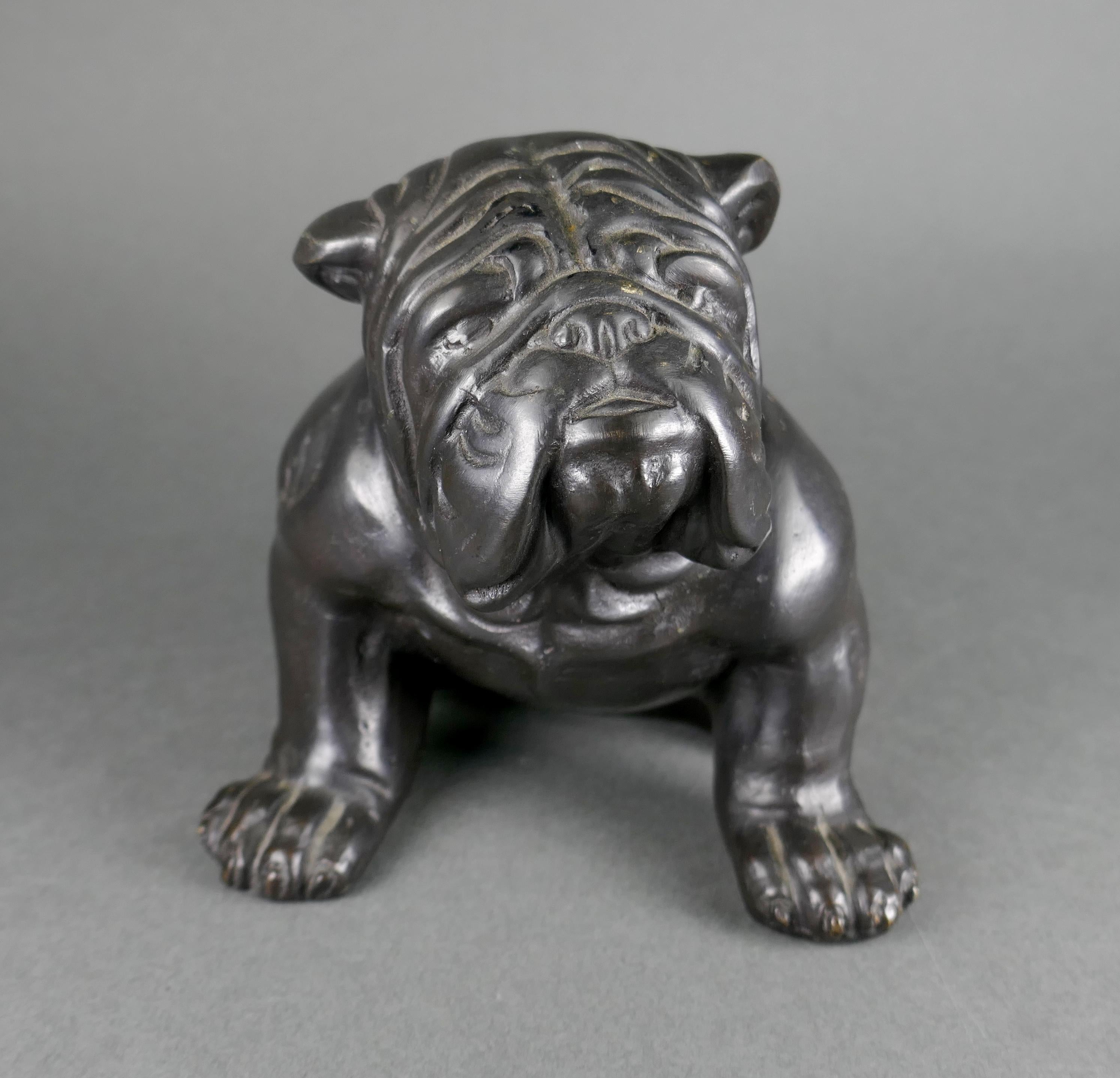 Escultura de toro inglés vintage de latón fundido macizo. Un pequeñín muy mono con una pátina oscura y un peso de algo menos de 2,5 kg.  