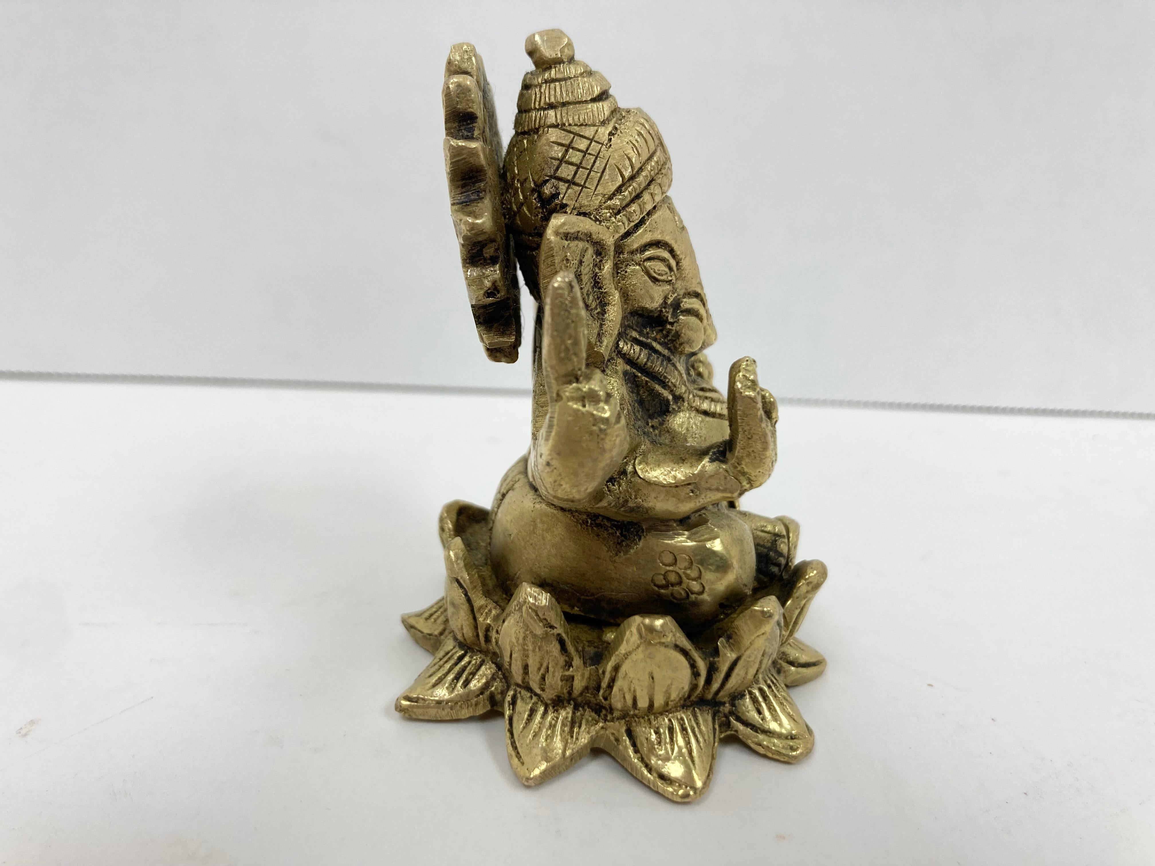 Vintage Cast Brass Ganesha Sitzen auf einem  Lotus (Agra) im Angebot