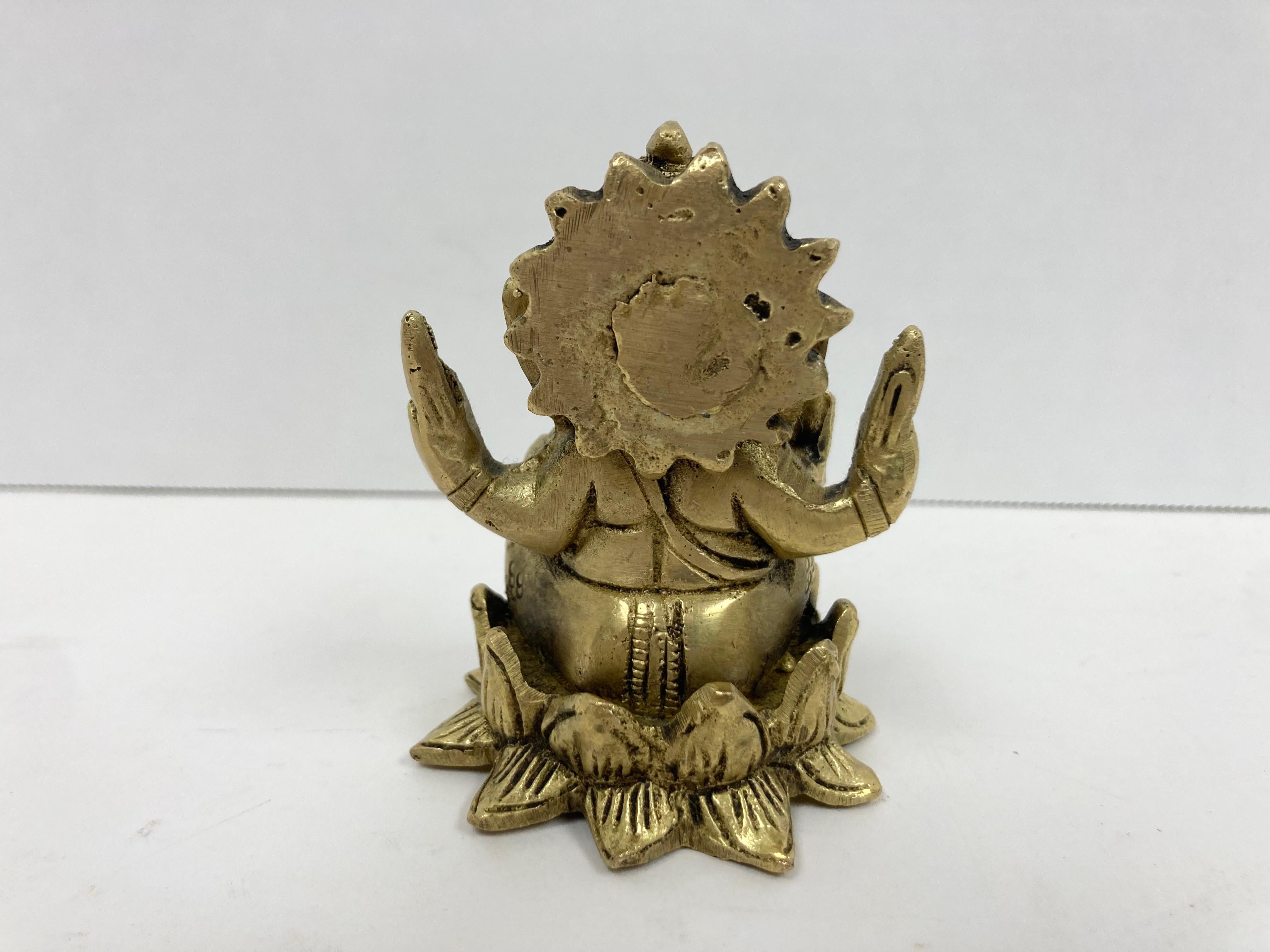 Vintage Cast Brass Ganesha Sitzen auf einem  Lotus (Gegossen) im Angebot