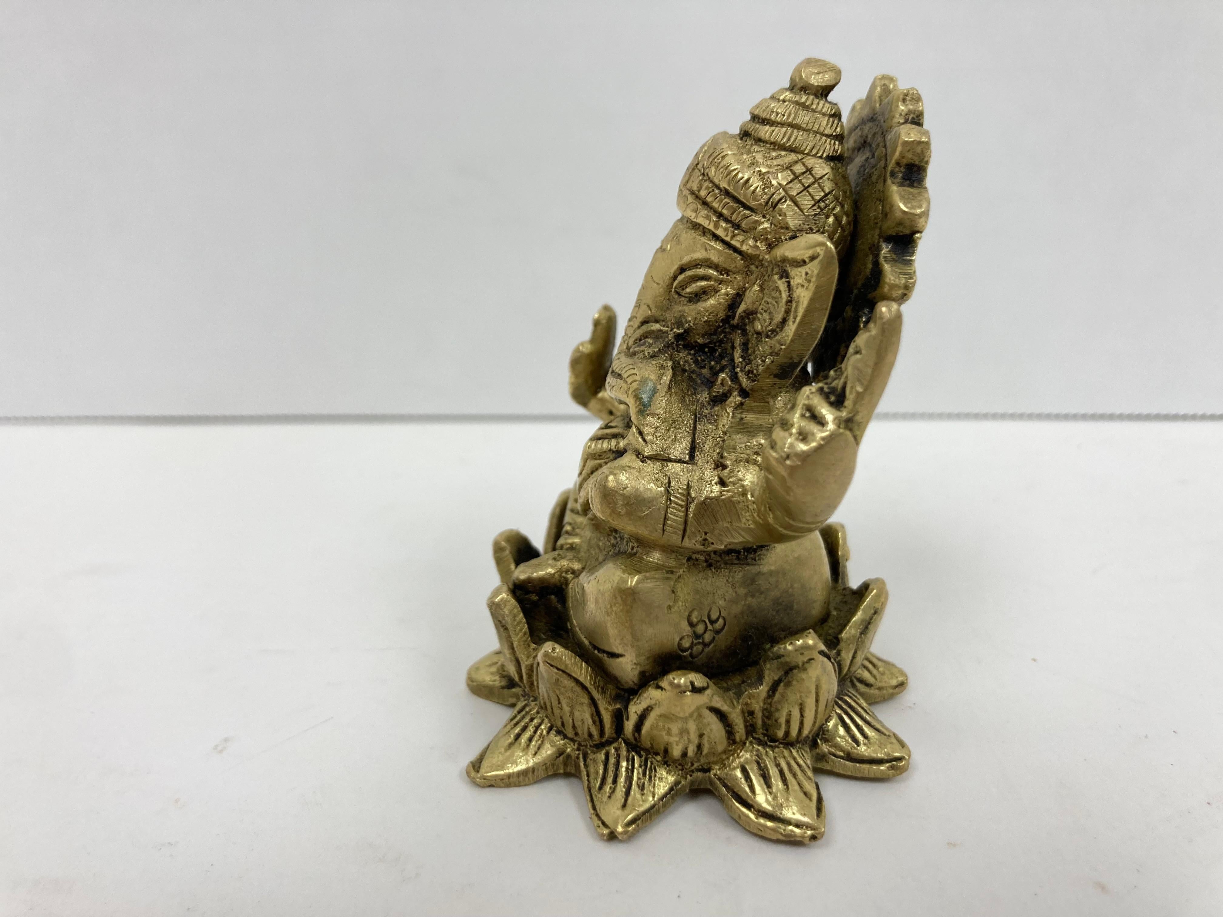 Vintage Cast Brass Ganesha Sitzen auf einem  Lotus im Zustand „Gut“ im Angebot in Bridgeport, CT