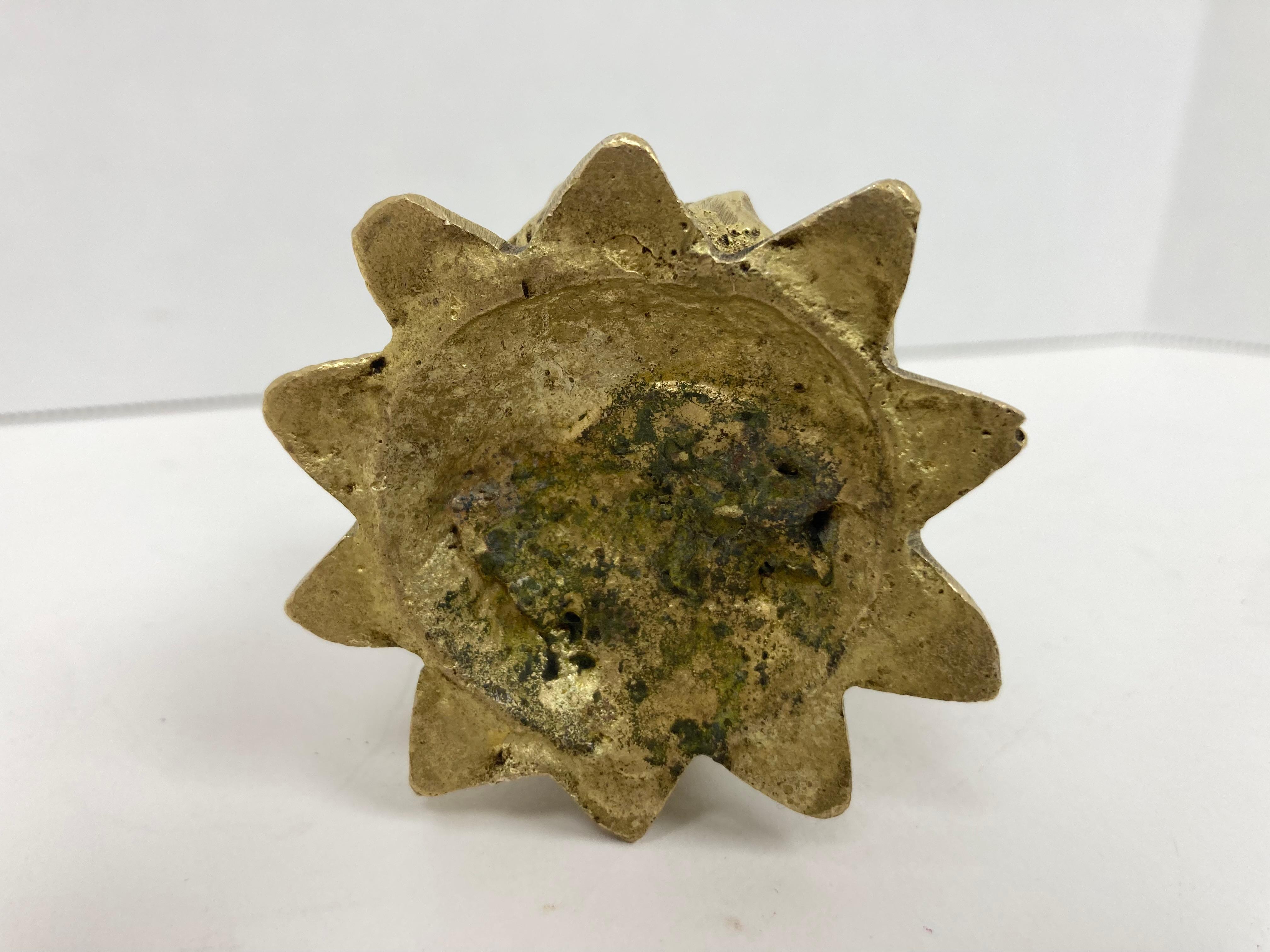 Vintage Cast Brass Ganesha Sitzen auf einem  Lotus (20. Jahrhundert) im Angebot