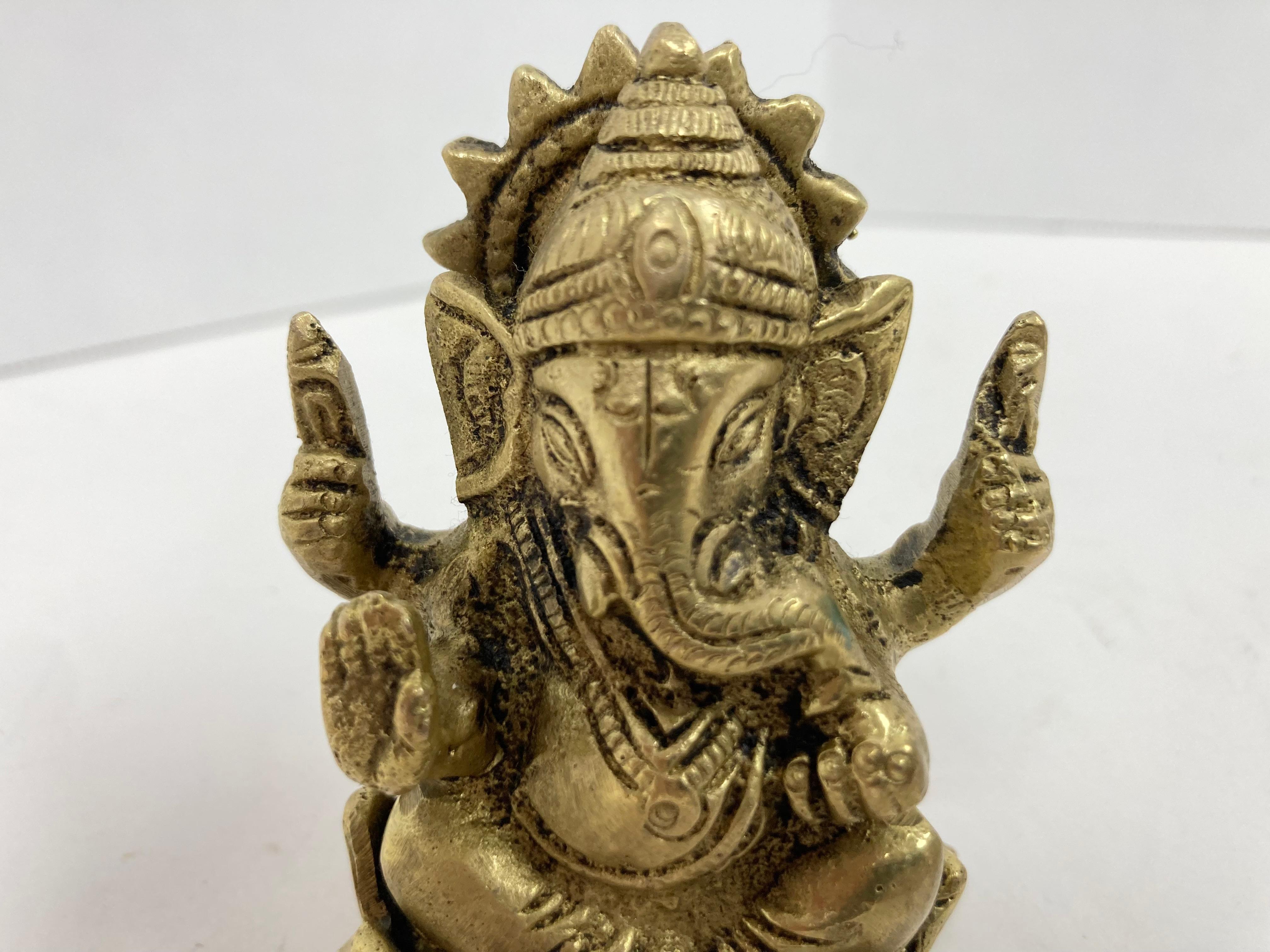 Vintage Cast Brass Ganesha Sitzen auf einem  Lotus (Messing) im Angebot