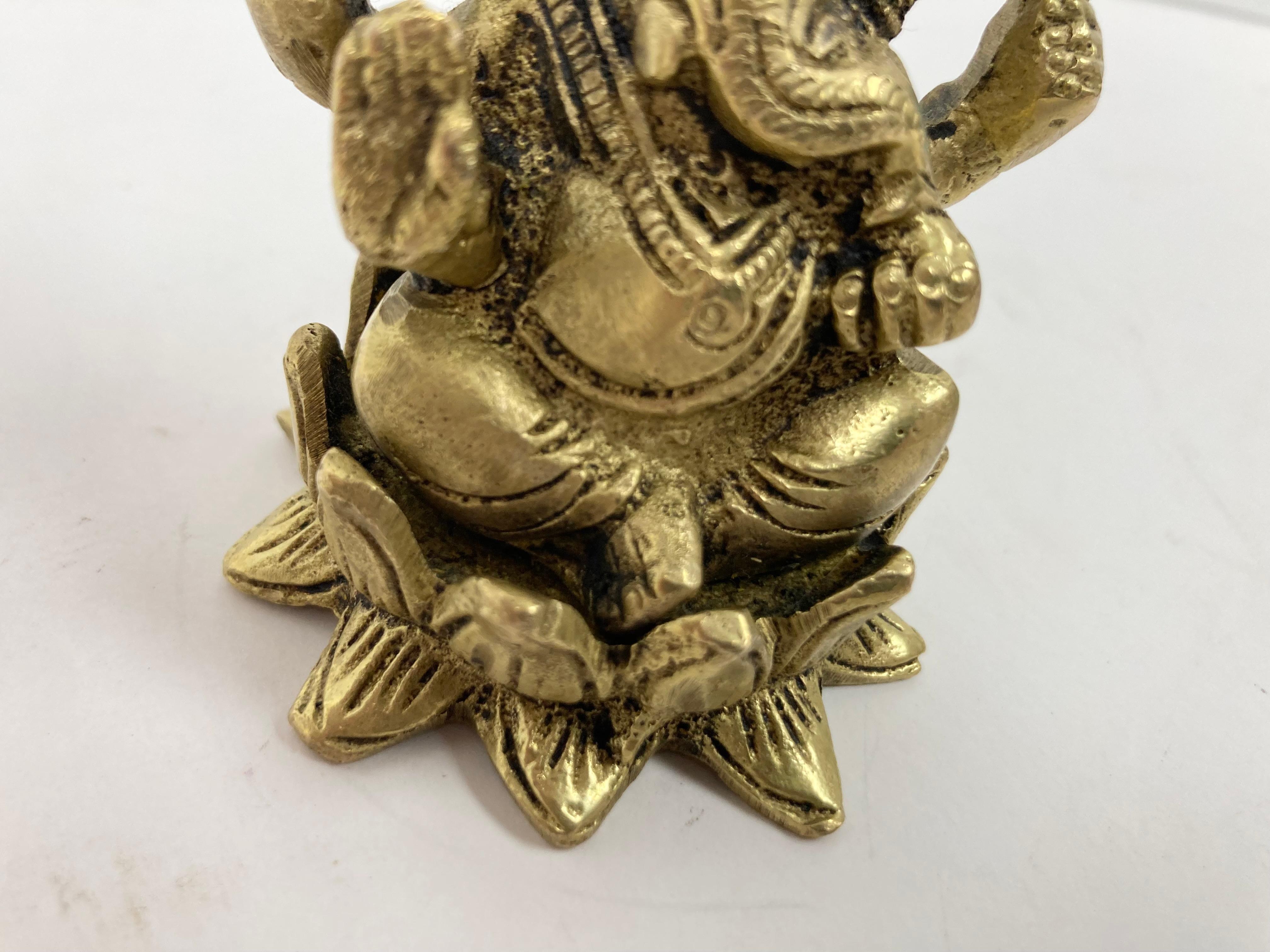 Vintage Cast Brass Ganesha Sitzen auf einem  Lotus im Angebot 1