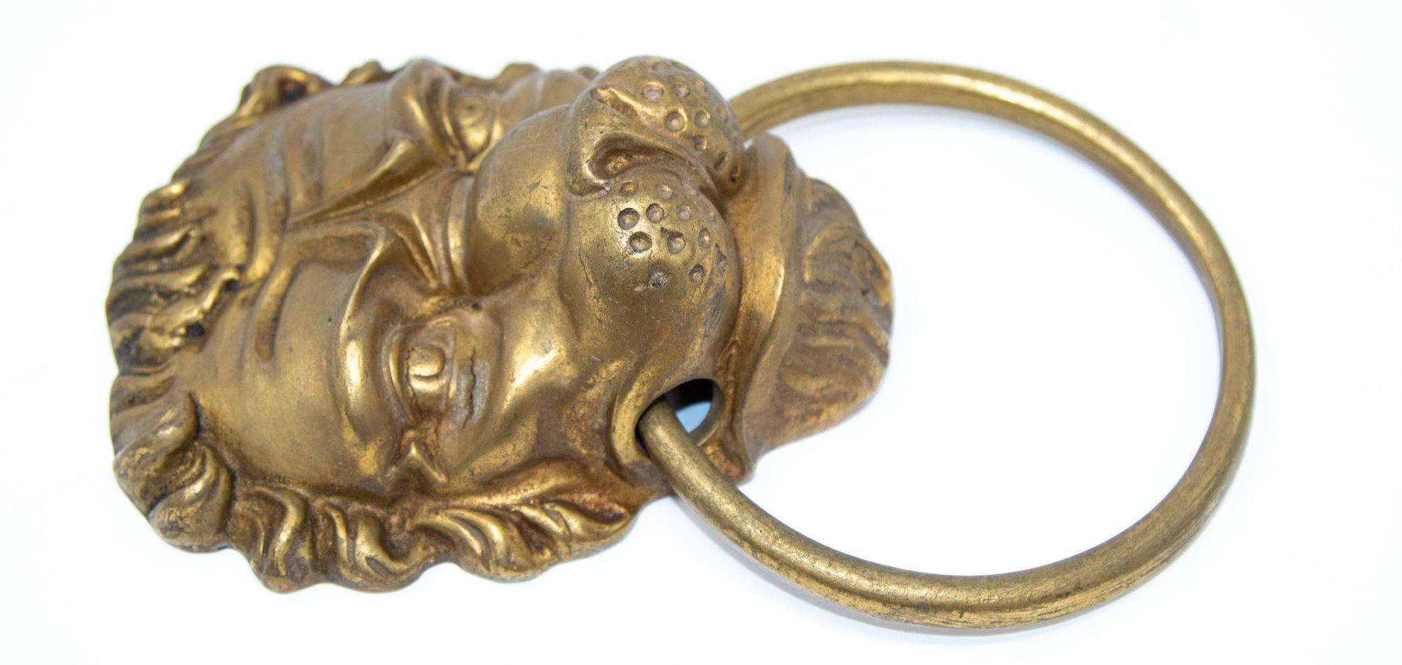 Grand heurtoir de porte en laiton coulé vintage à tête de lion en vente 2