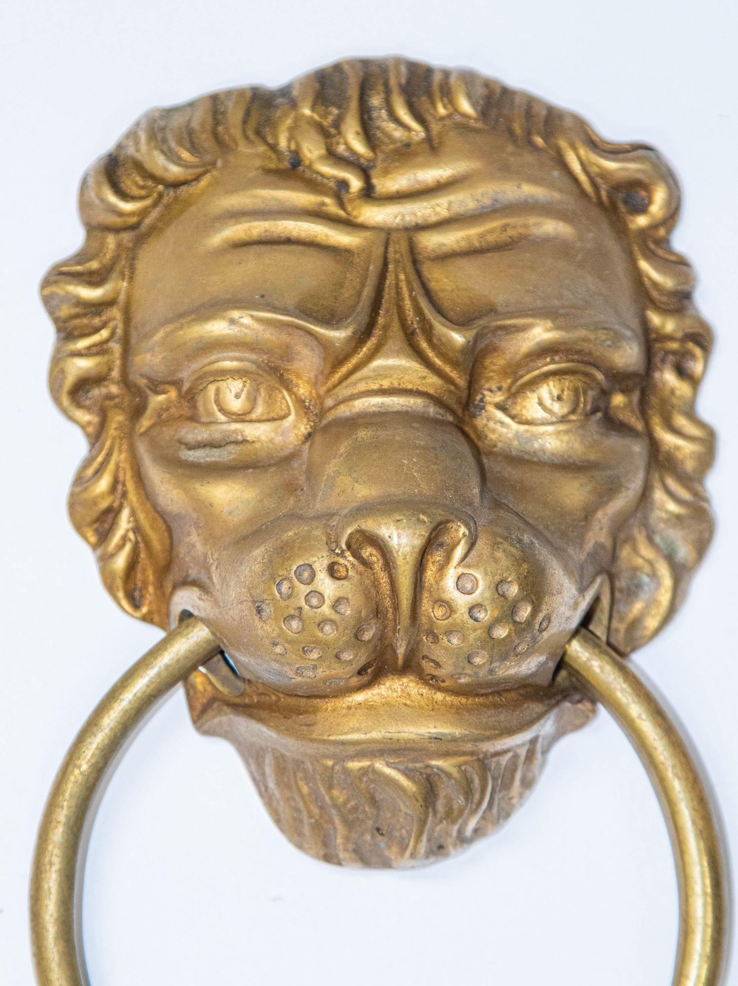 Bouton de porte en laiton massif patiné Tête de Lion Vintage.
Vintage grand heurtoir de porte Tête de Lion en laiton massif moulé.
Grand heurtoir de porte en bronze à tête de lion coulé à la main, de style anglais géorgien.
La forme de la tête de