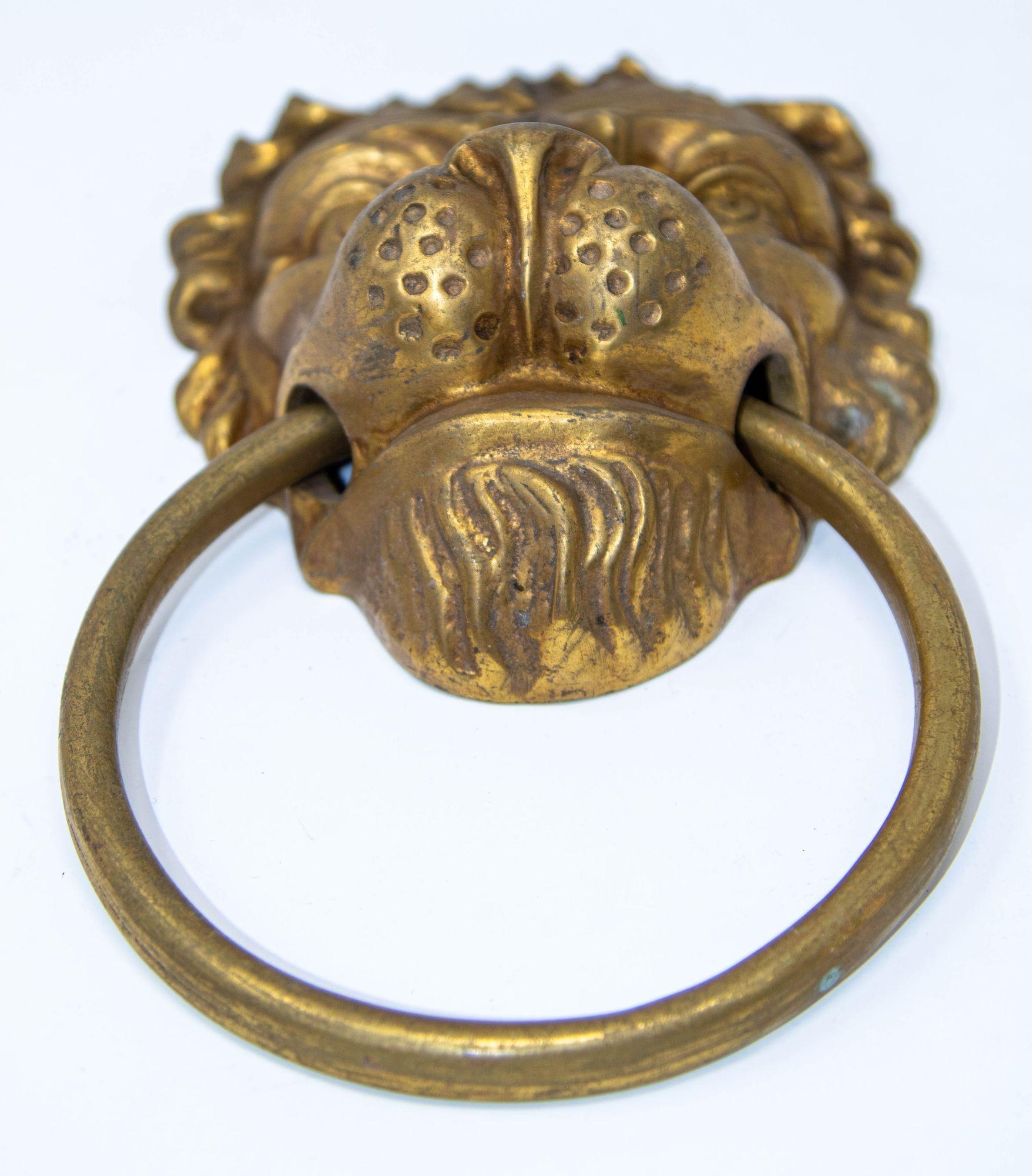 Français Grand heurtoir de porte en laiton coulé vintage à tête de lion en vente