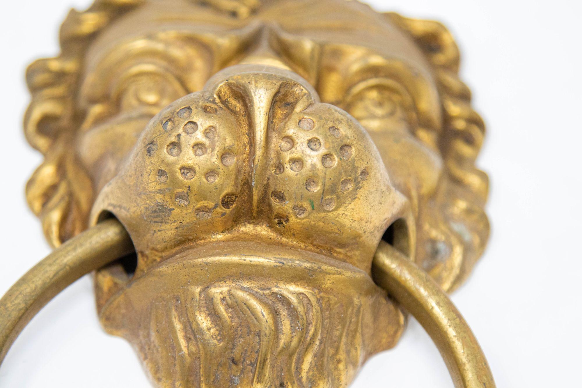 Moulage Grand heurtoir de porte en laiton coulé vintage à tête de lion en vente