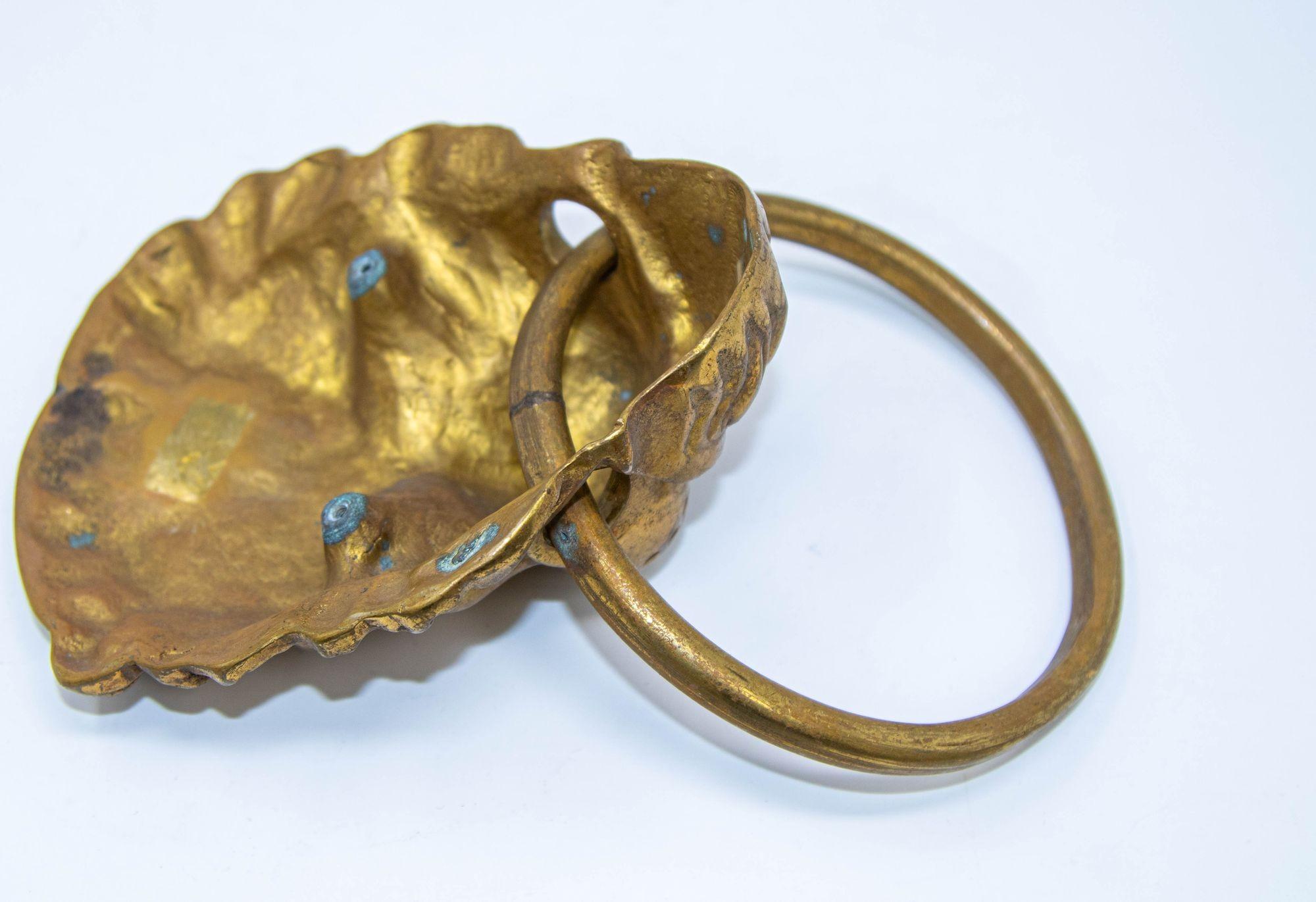 20ième siècle Grand heurtoir de porte en laiton coulé vintage à tête de lion en vente
