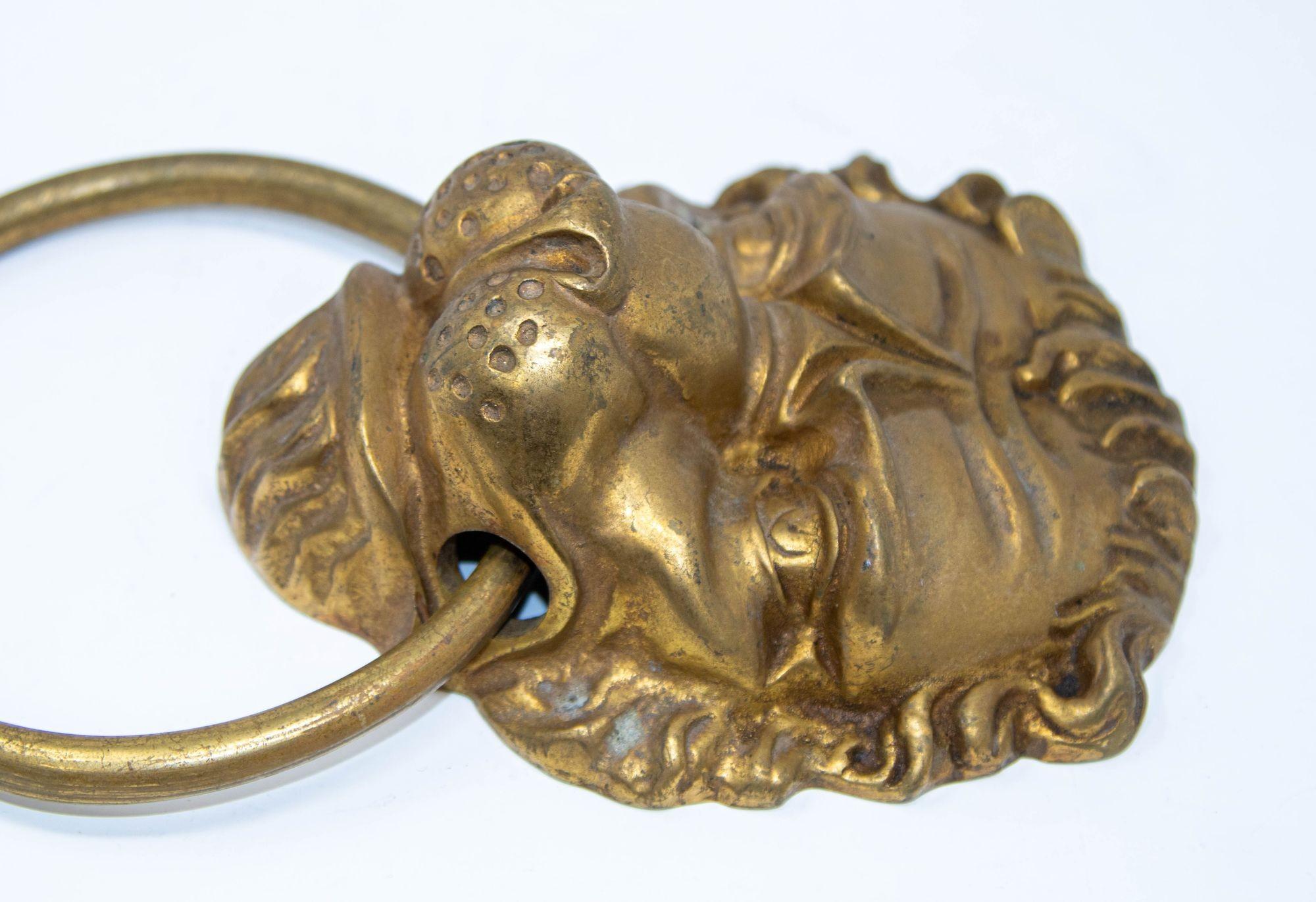 Laiton Grand heurtoir de porte en laiton coulé vintage à tête de lion en vente