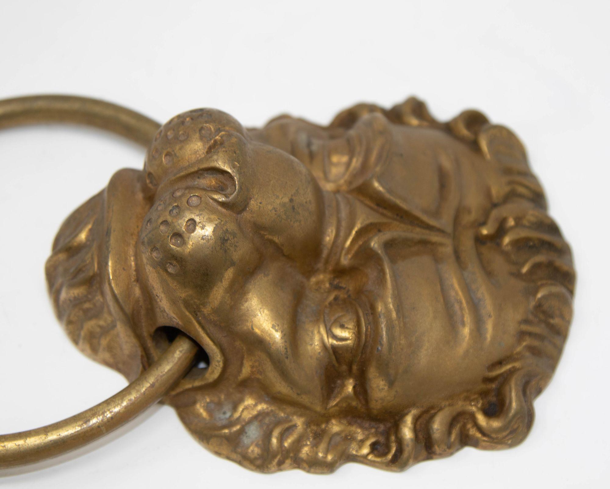 Grand heurtoir de porte en laiton coulé vintage à tête de lion en vente 1