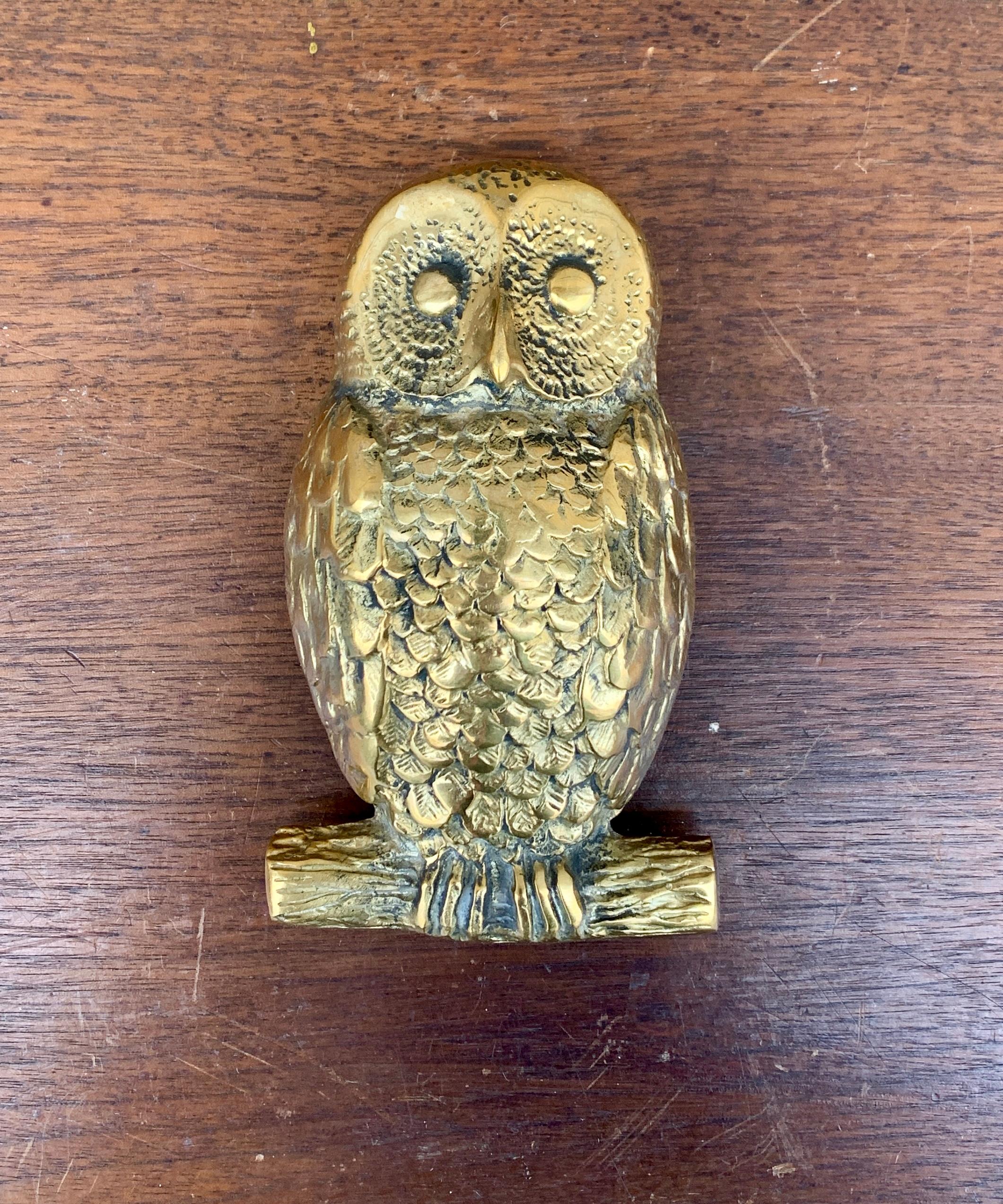 A beautiful cast brass door knocker in the form of an owl perched on a branch. What a charming piece to add a touch of uniqueness to your home.

USA, Mid-20th Century

Measures: 3