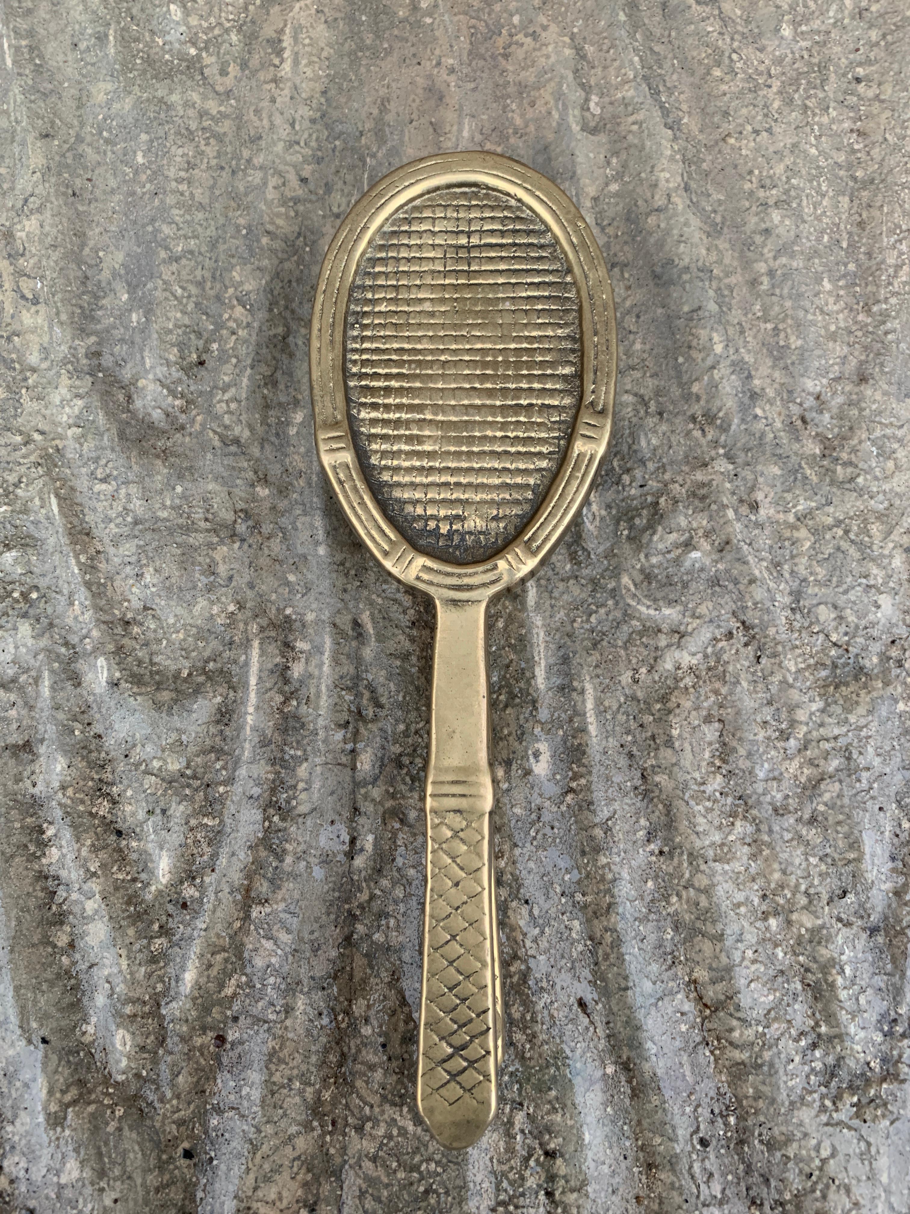 Un bellissimo battente in ottone fuso a forma di racchetta da tennis.

Stati Uniti, fine del XX secolo

Misure: 2,5