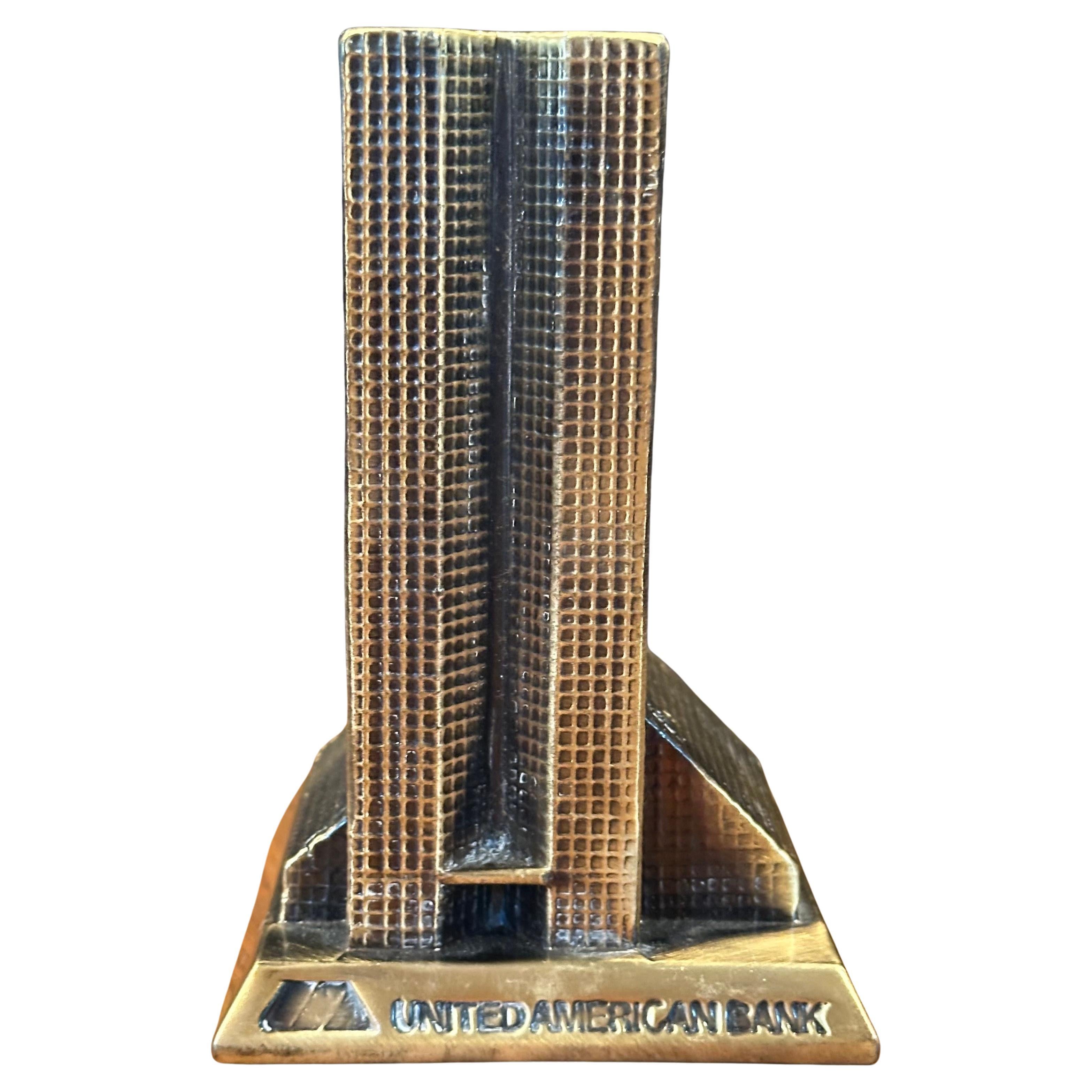 Banque de monnaie d'immeuble vintage en laiton moulé 