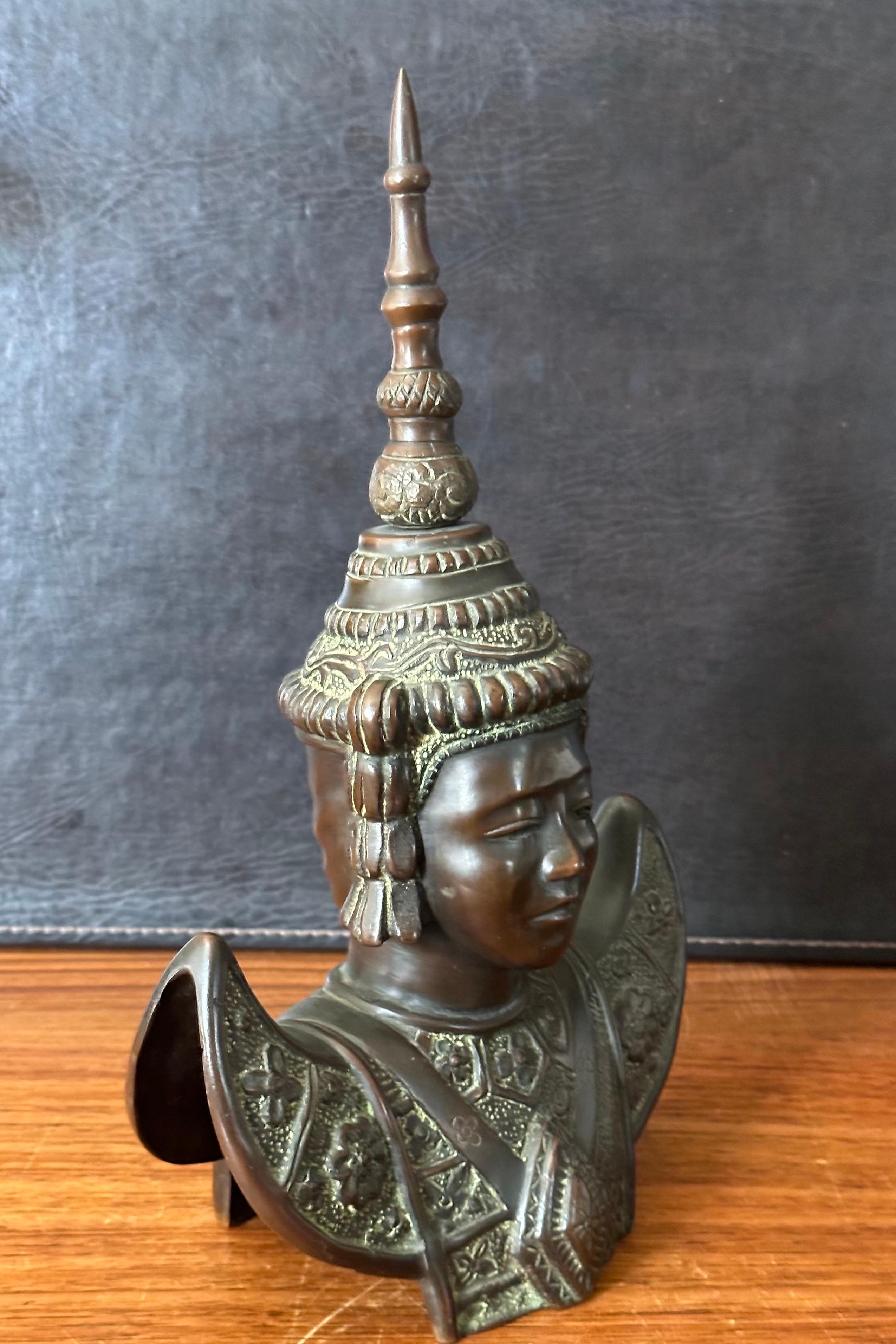 Sculpture vintage d'une danseuse cambodgienne en bronze coulé en vente 2