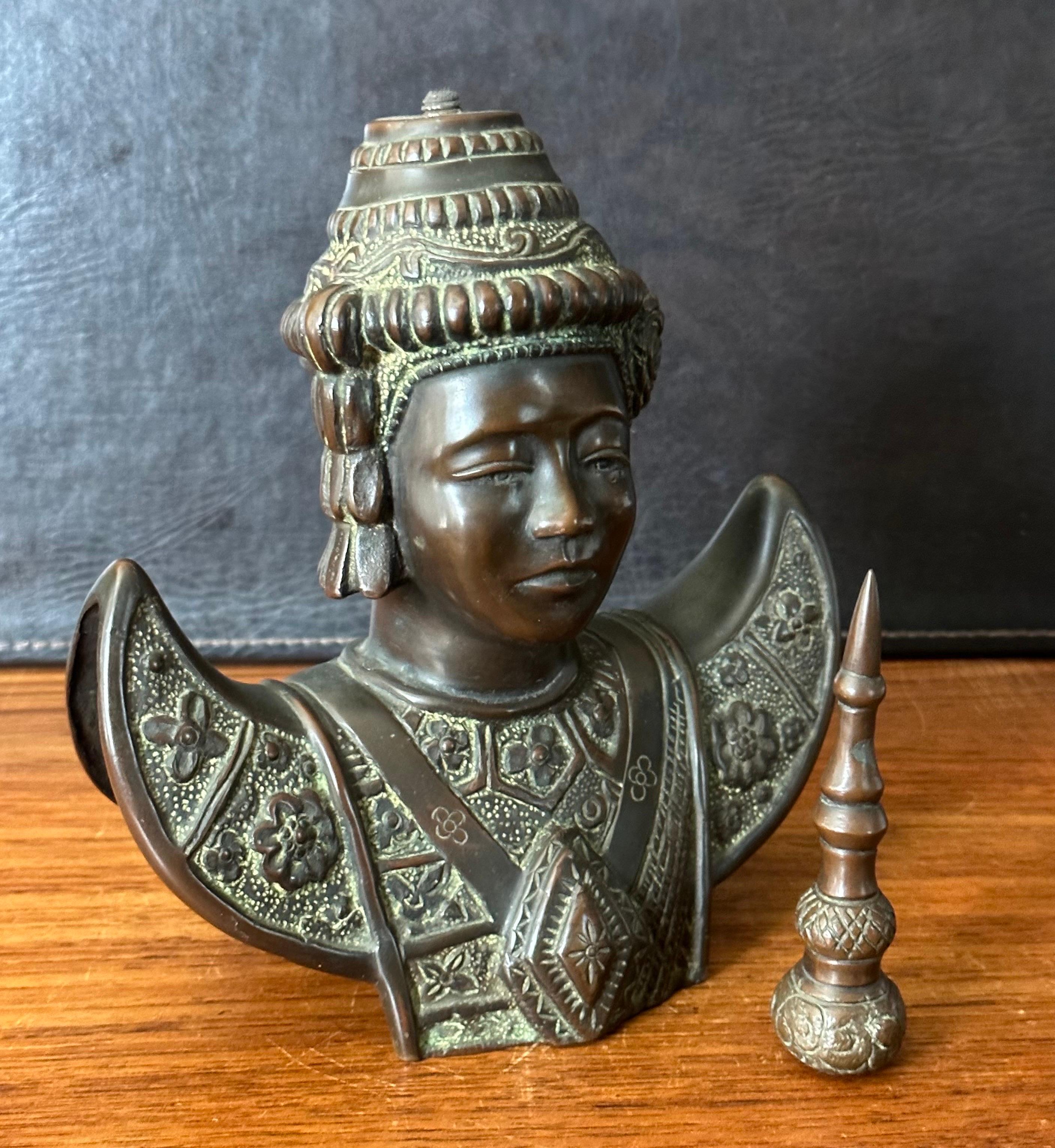Escultura vintage de bronce fundido de una bailarina camboyana en venta 5