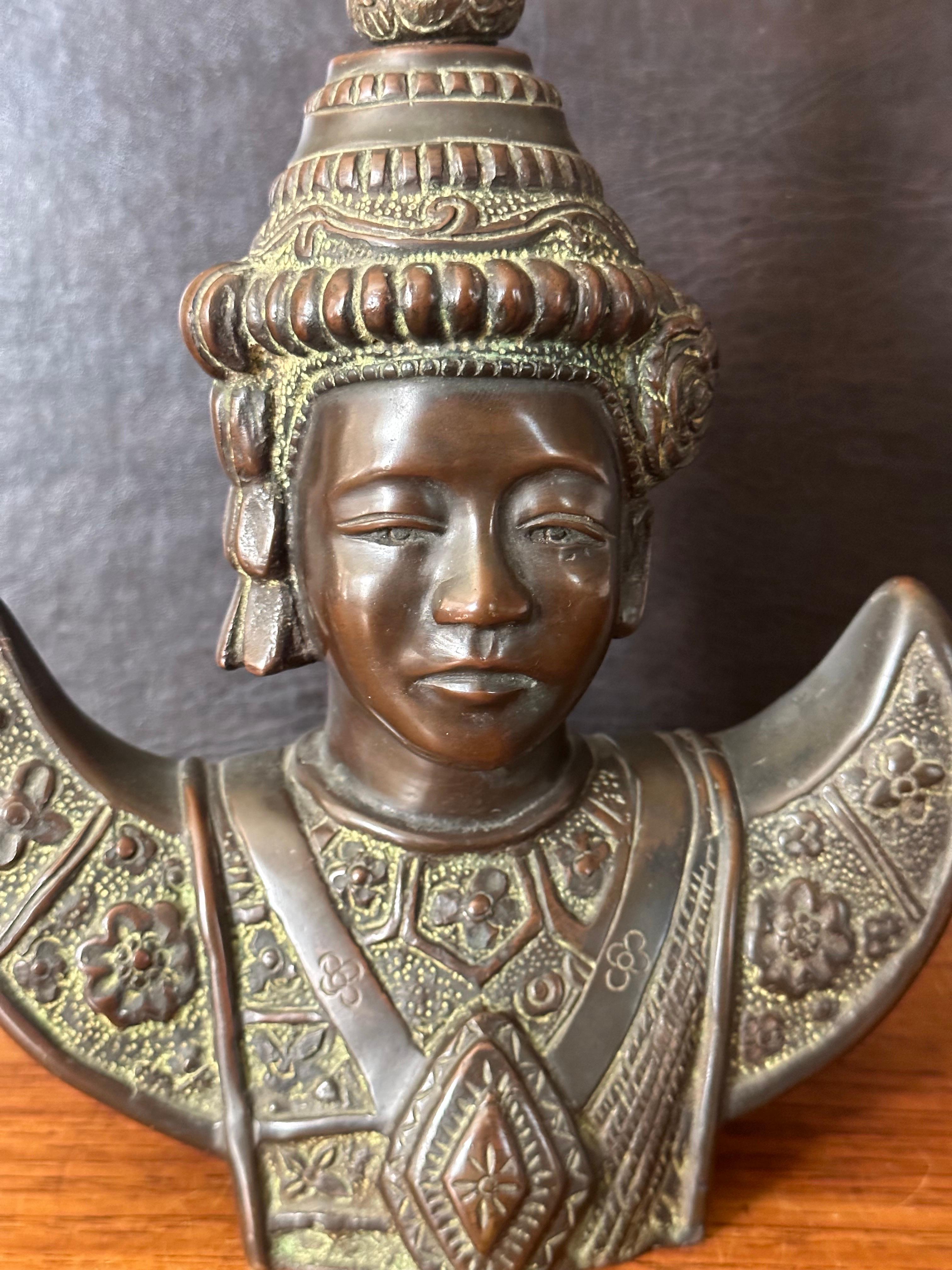 Sculpture vintage d'une danseuse cambodgienne en bronze coulé en vente 4