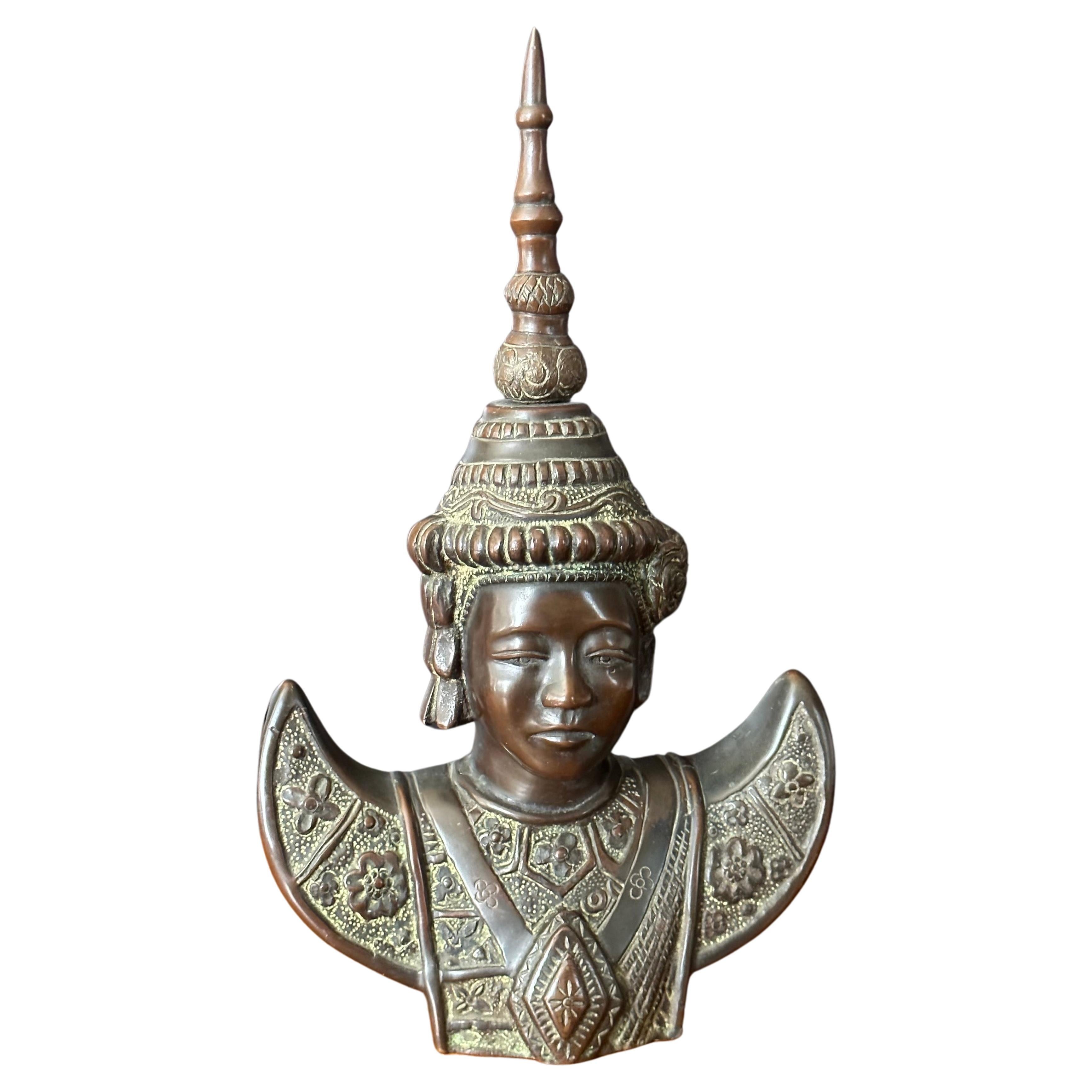 Sculpture vintage d'une danseuse cambodgienne en bronze coulé en vente 6