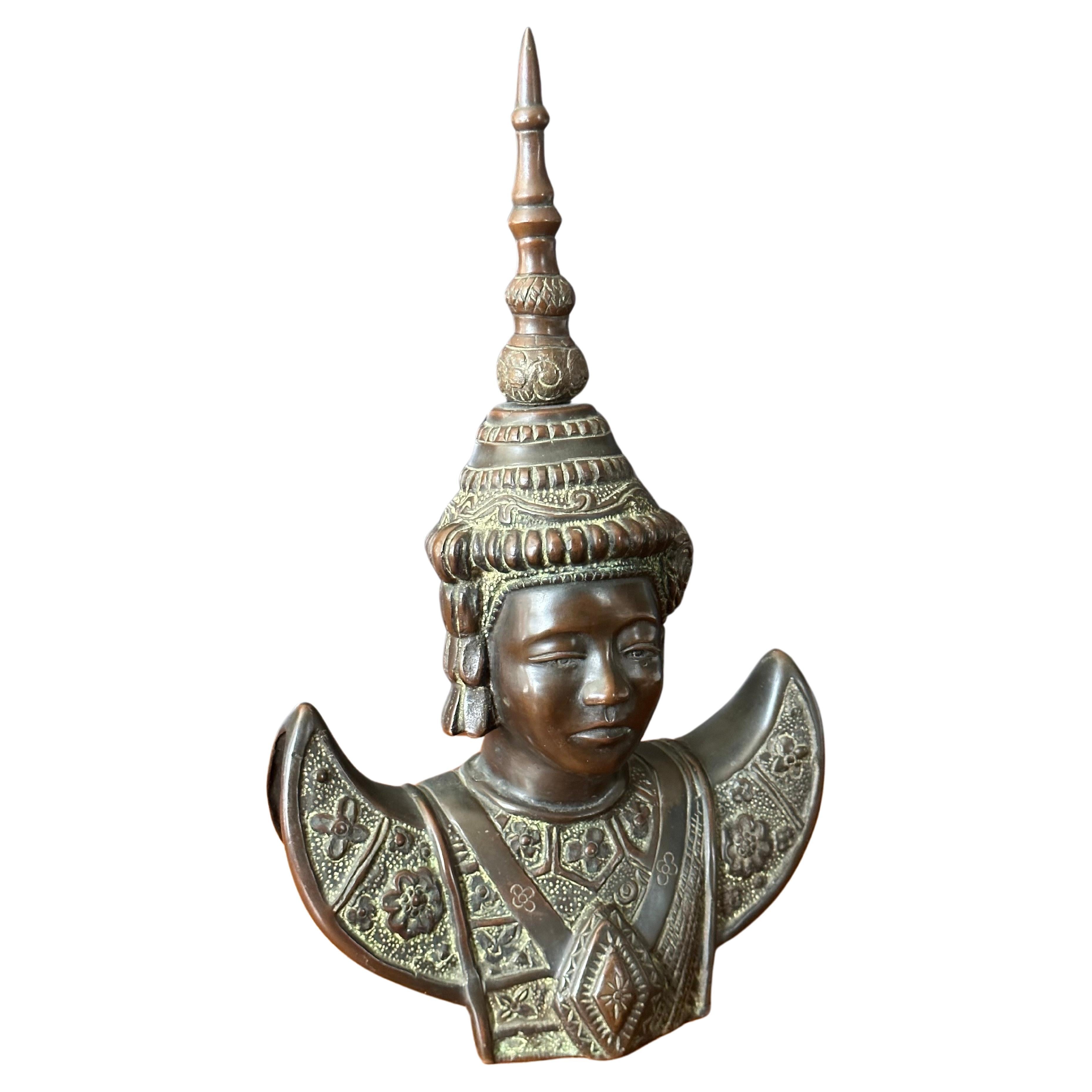 Sculpture vintage de danseuse cambodgienne en bronze moulé, circa 1950. La pièce est en très bon état avec une riche patine et mesure 7.5 