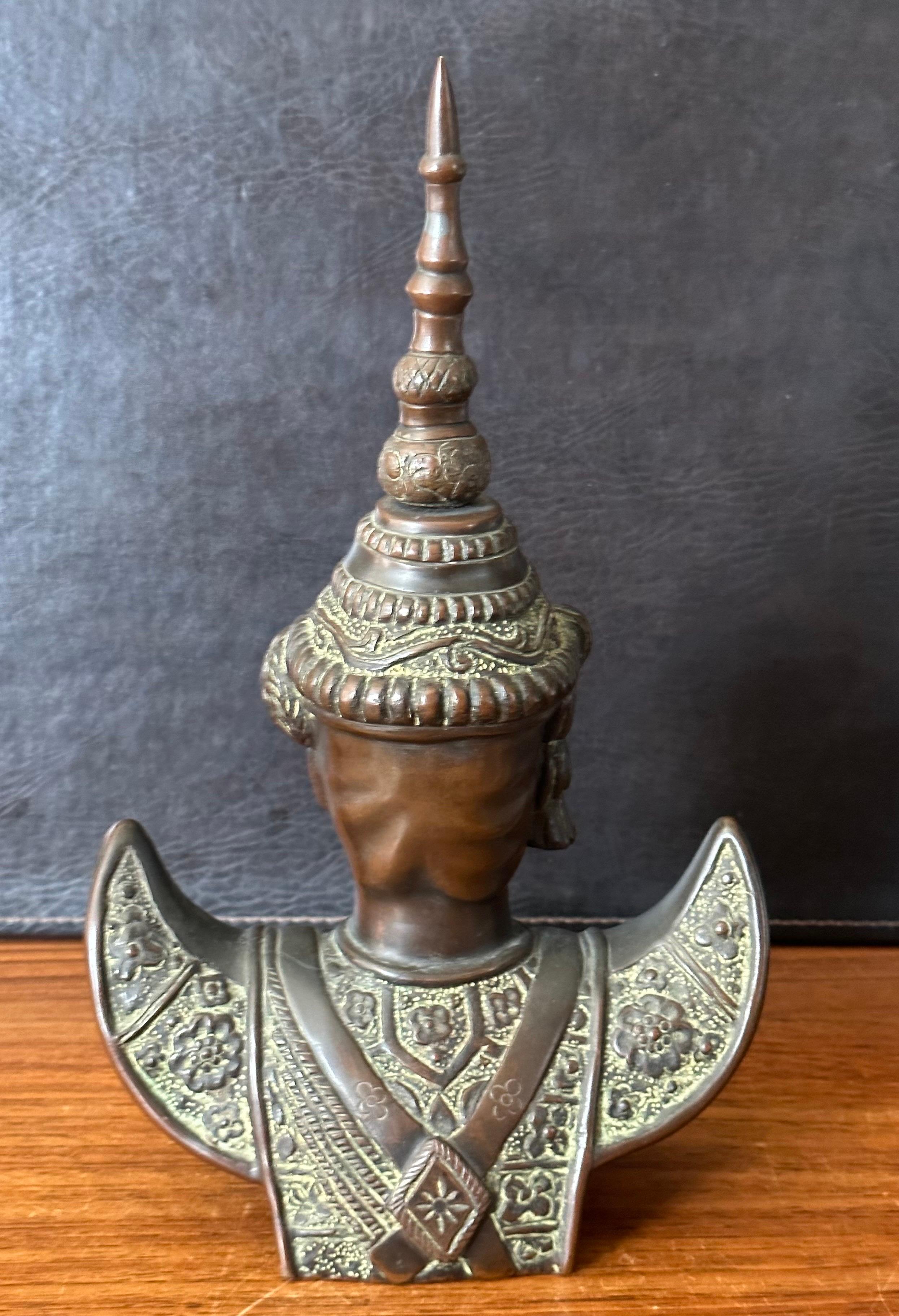 20ième siècle Sculpture vintage d'une danseuse cambodgienne en bronze coulé en vente