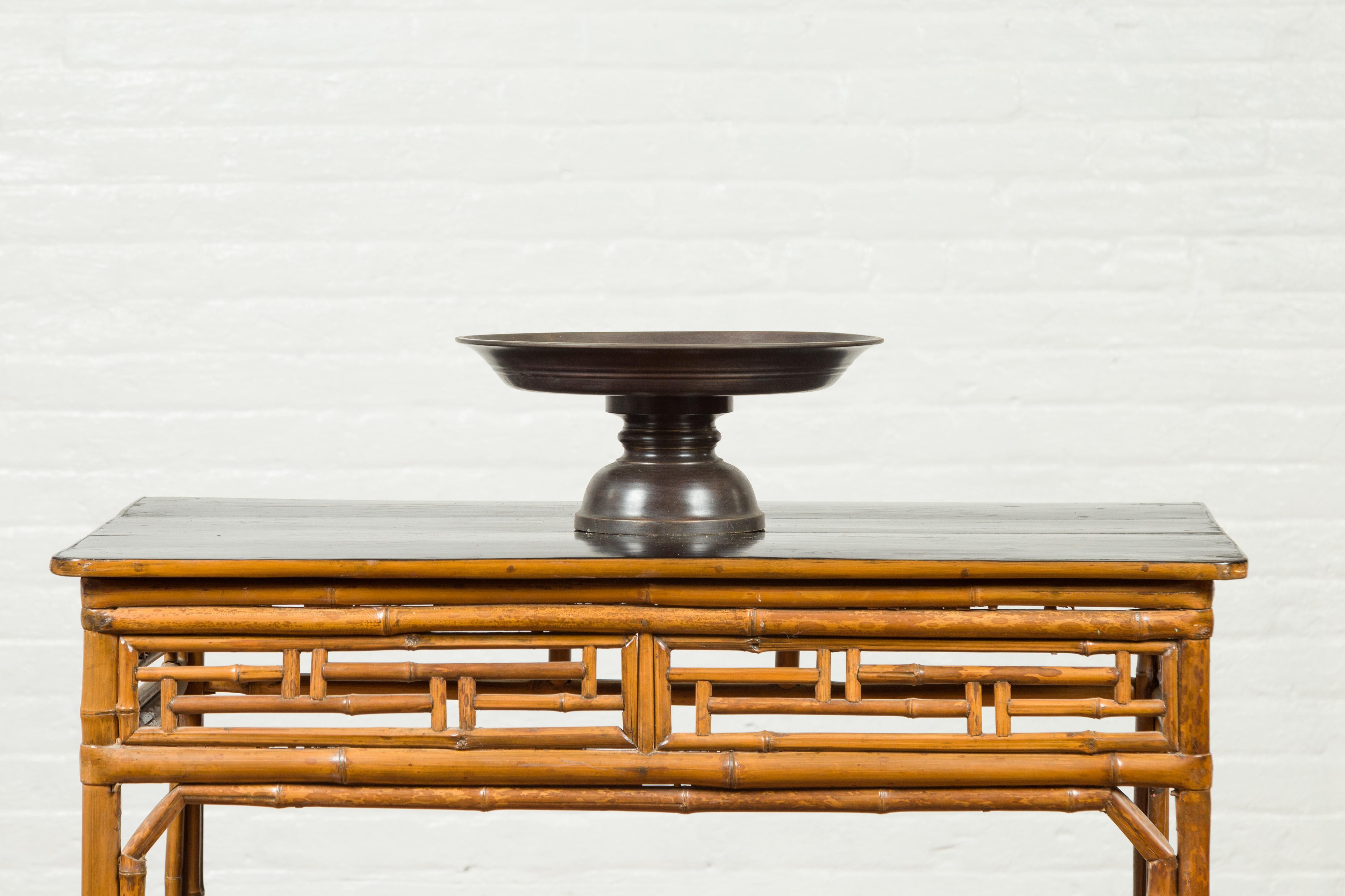 A vintage cast bronze cake stand from the mid-20th century, with dark patina. Created with the traditional technique of the lost-wax (à la cire perdue) that allows a great precision and finesse in the details, this bronze cake stand will make for a