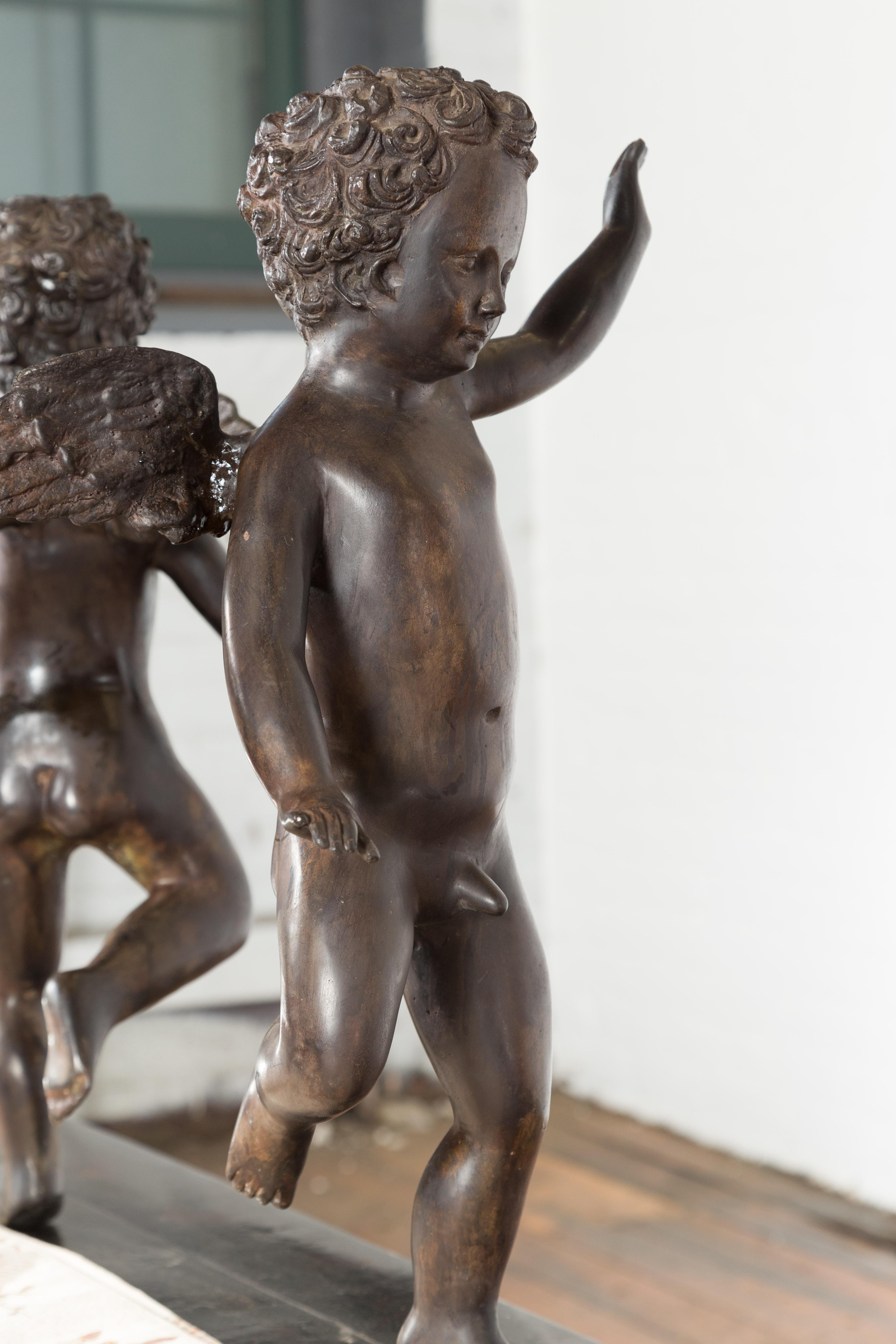 Base de table basse vintage en bronze coulé représentant des chérubins dansant avec patine foncée en vente 6