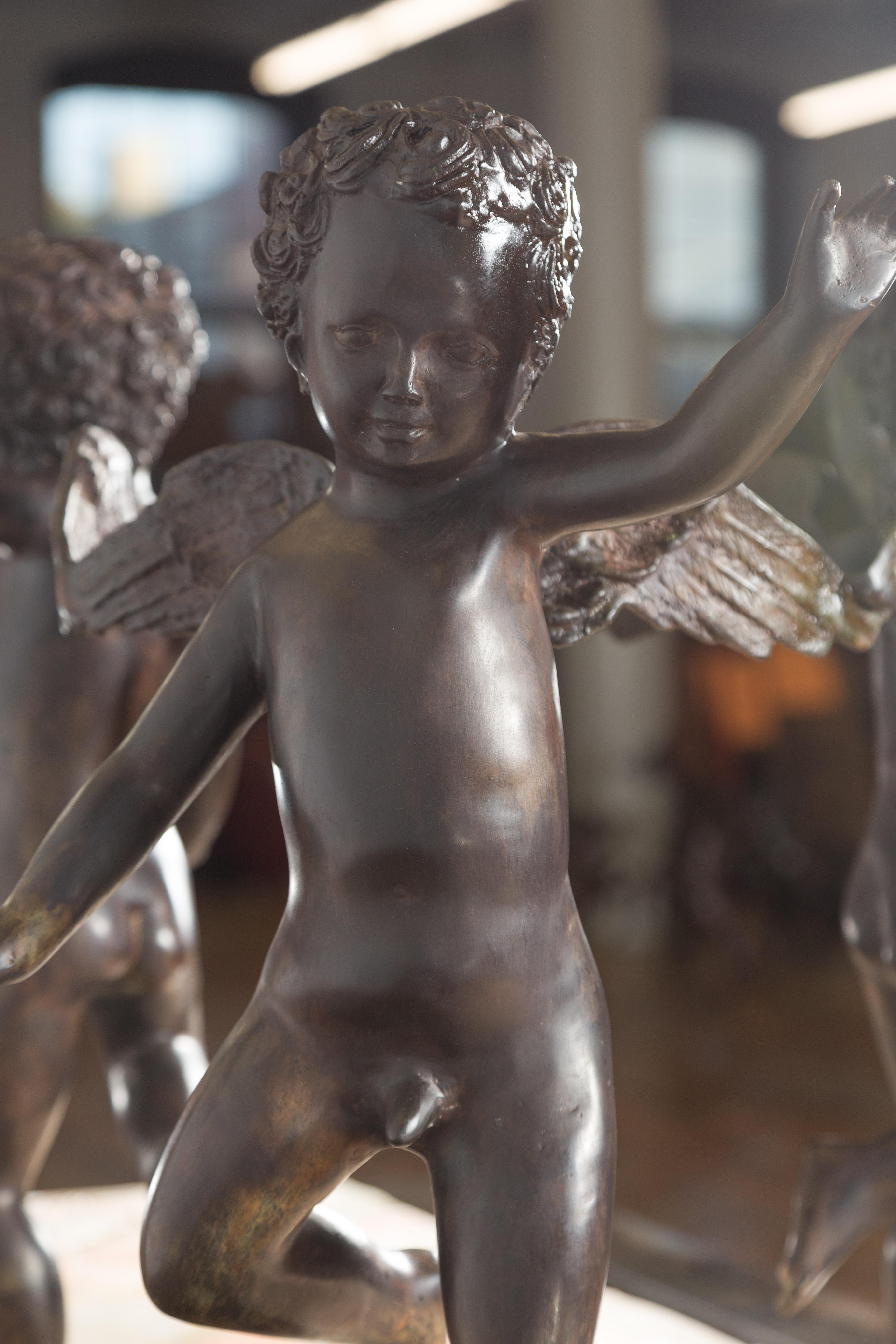 Base de table basse vintage en bronze coulé représentant des chérubins dansant avec patine foncée en vente 7