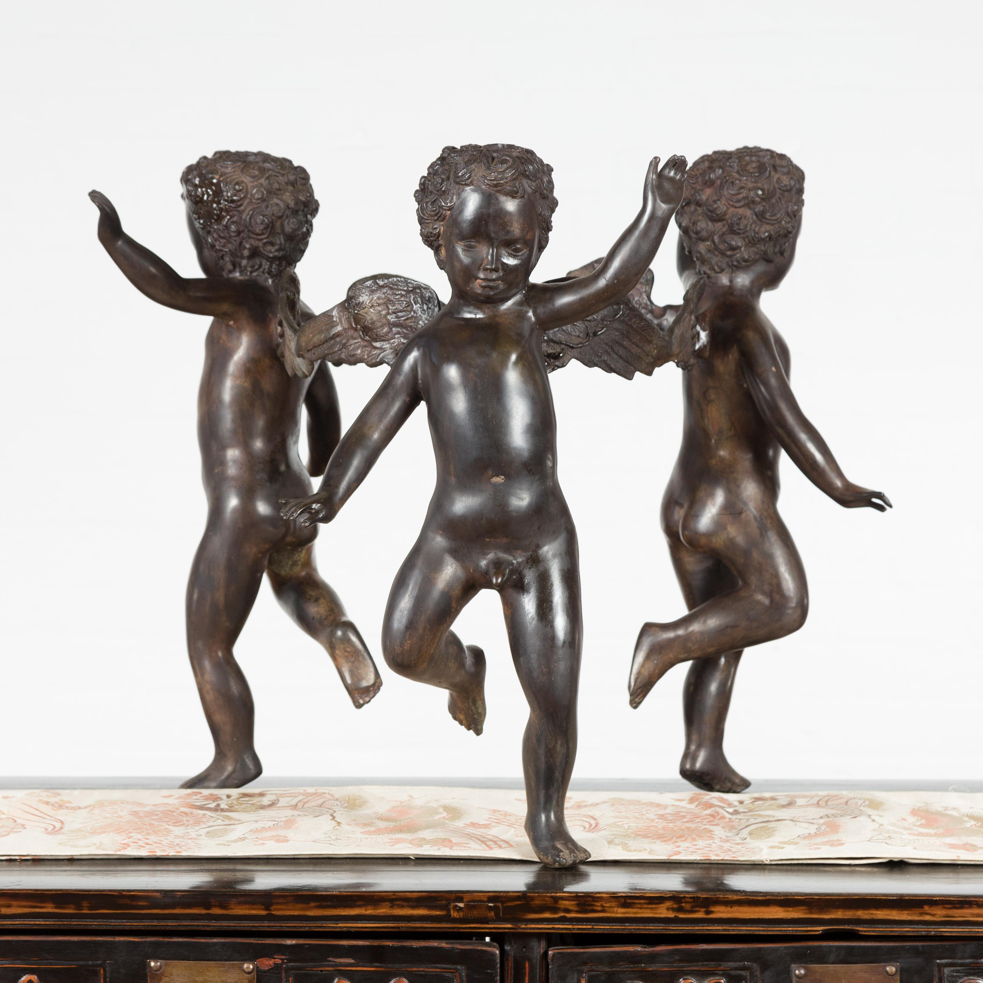 Base de table basse vintage en bronze coulé représentant des chérubins dansant avec patine foncée Bon état - En vente à Yonkers, NY