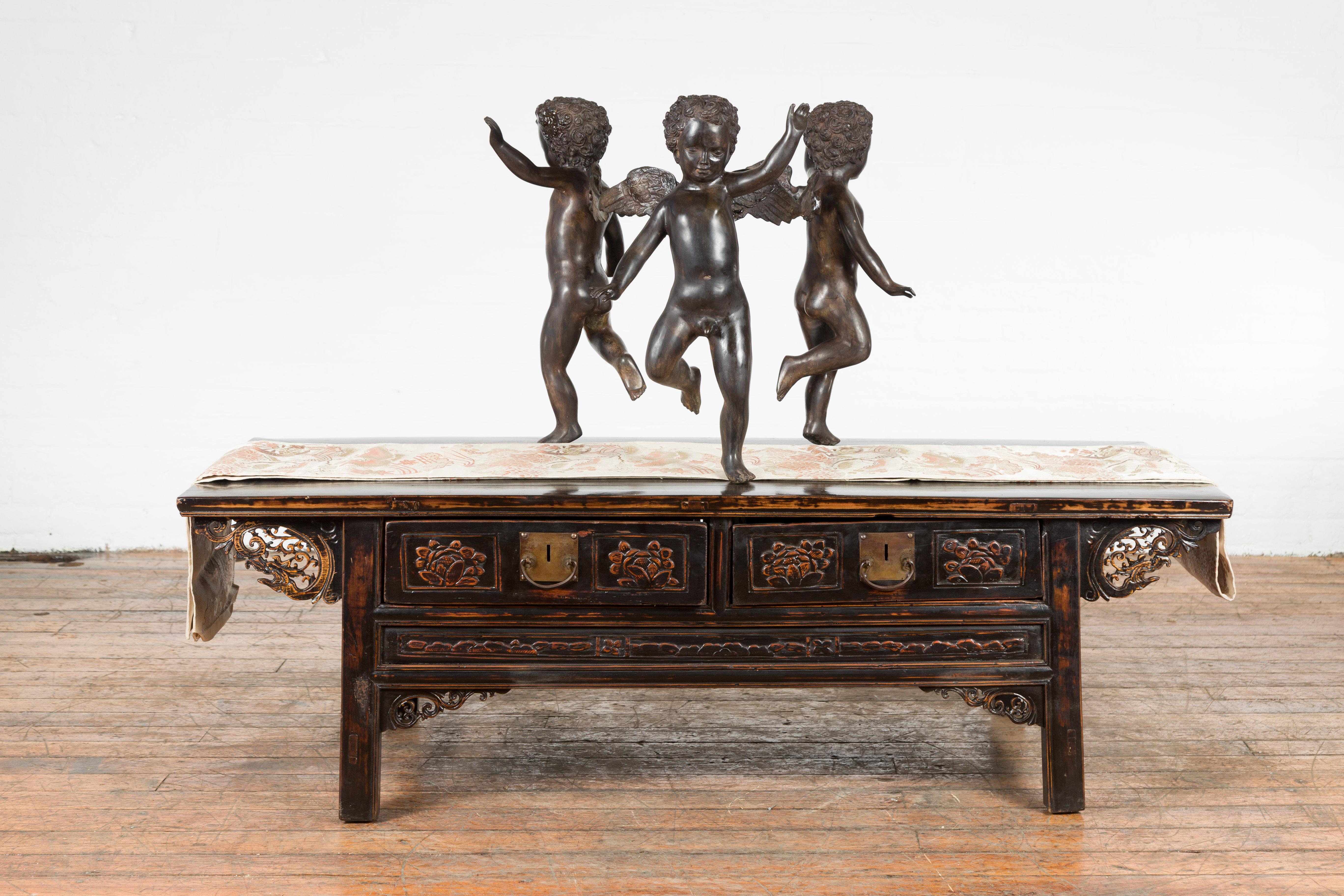 20ième siècle Base de table basse vintage en bronze coulé représentant des chérubins dansant avec patine foncée en vente