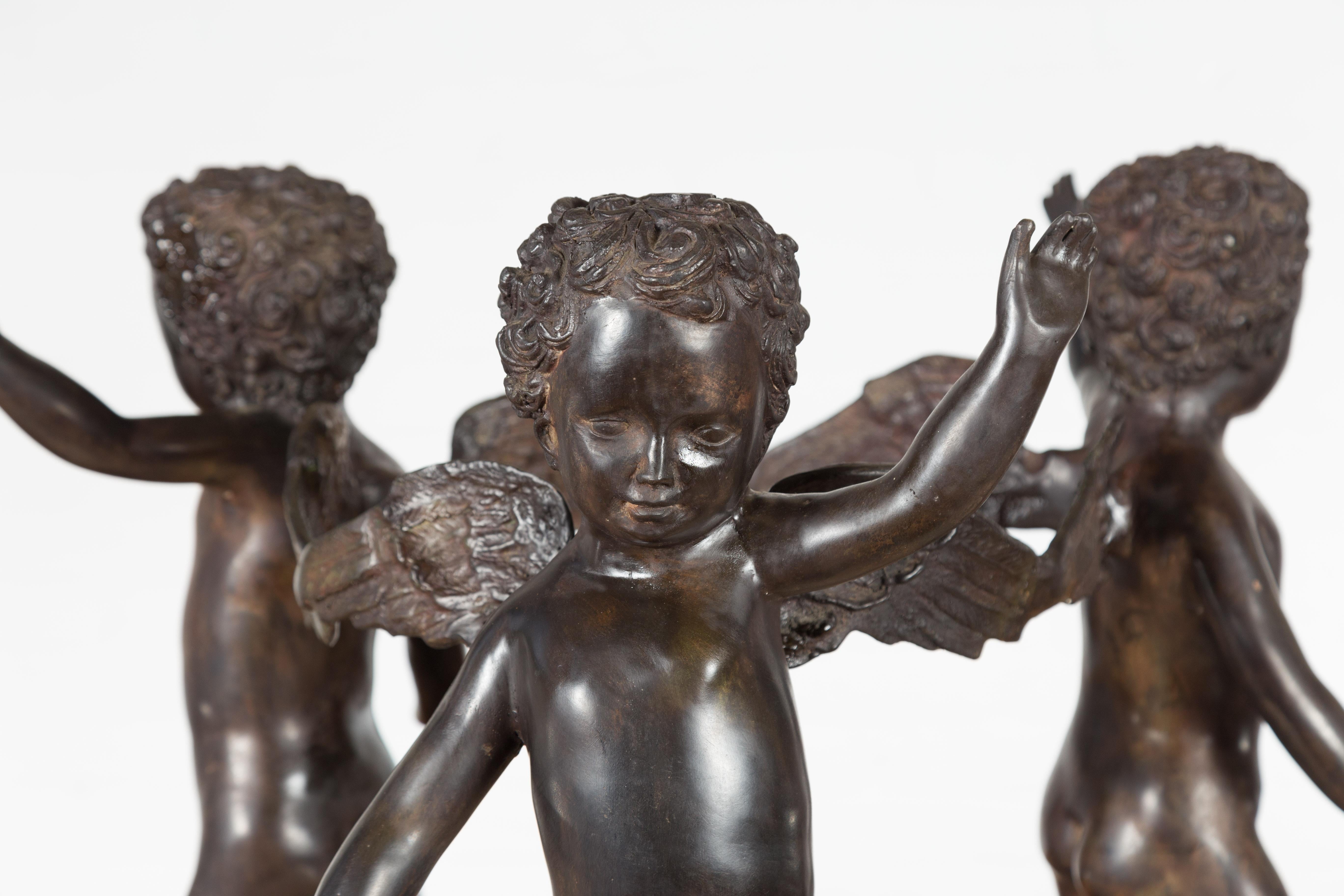 Bronze Base de table basse vintage en bronze coulé représentant des chérubins dansant avec patine foncée en vente