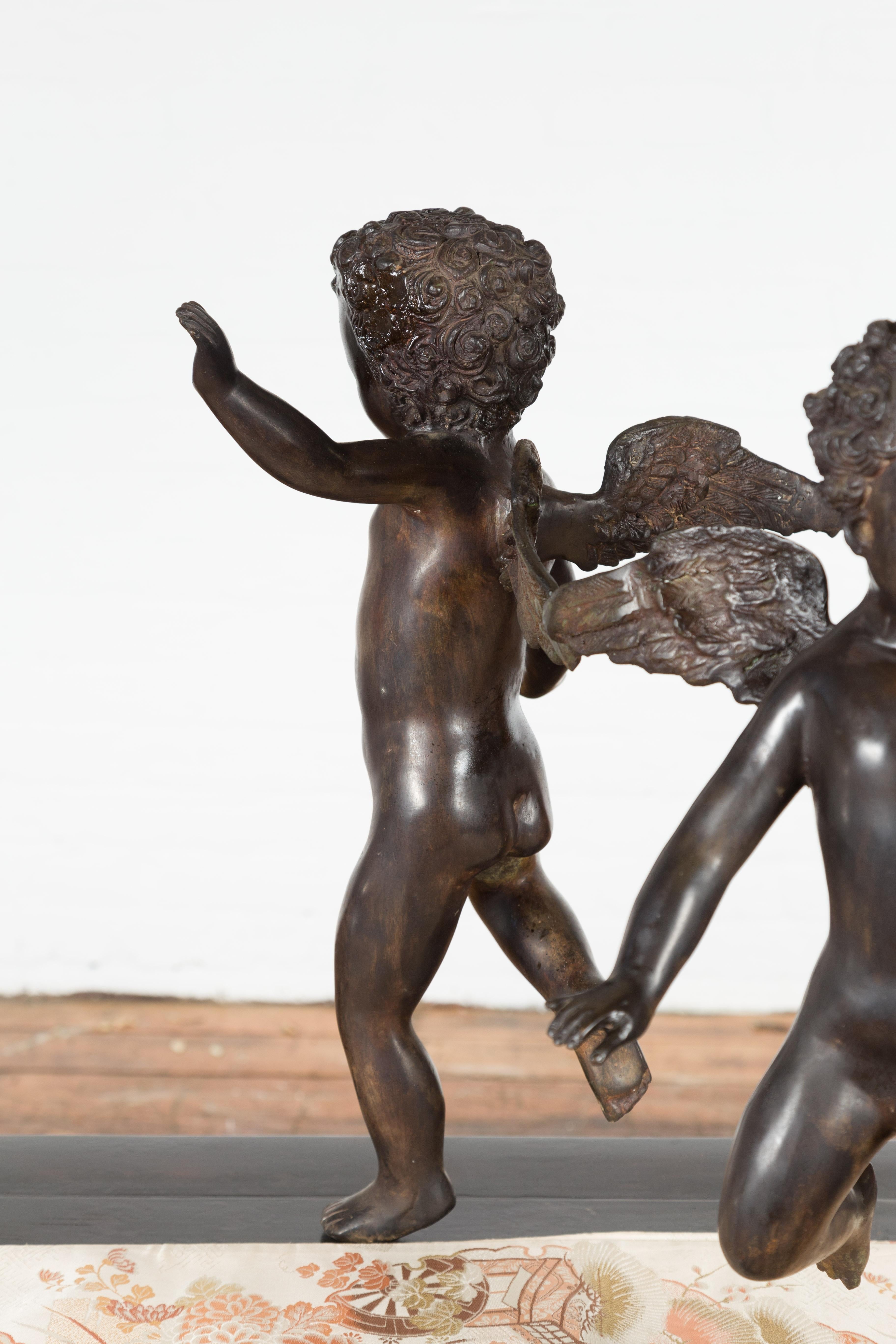 Base de table basse vintage en bronze coulé représentant des chérubins dansant avec patine foncée en vente 1