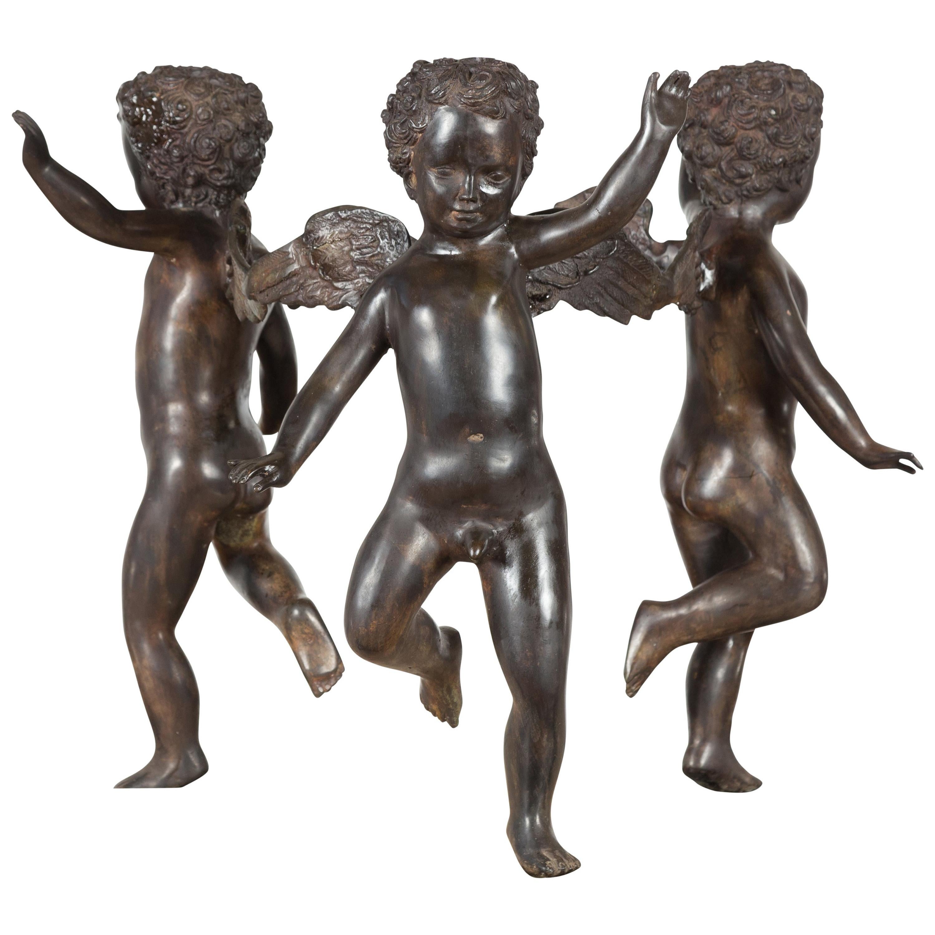 Base de table basse vintage en bronze coulé représentant des chérubins dansant avec patine foncée en vente