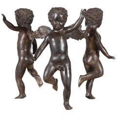 Base de table basse vintage en bronze coulé représentant des chérubins dansant avec patine foncée