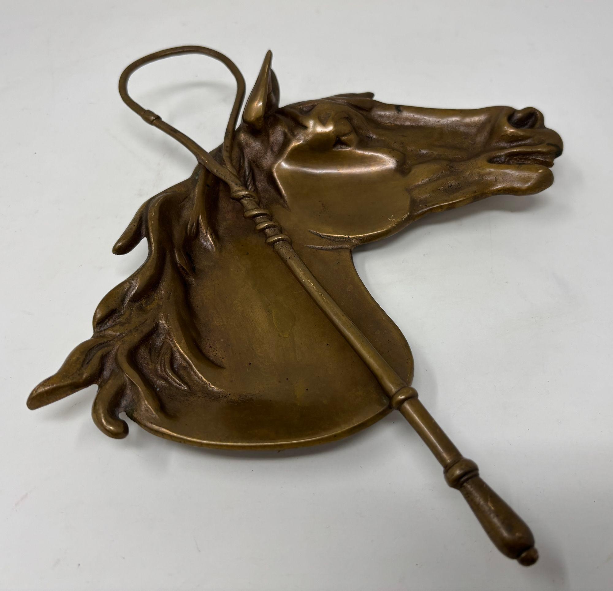 Cenicero vintage de bronce fundido con cabeza de caballo, vide poche, catchall.
Plato cenicero de bronce fundido de metal victoriano pesado vintage con busto de caballo figurado y látigo.
Estupendo objeto ecuestre para una mesa de entrada, un