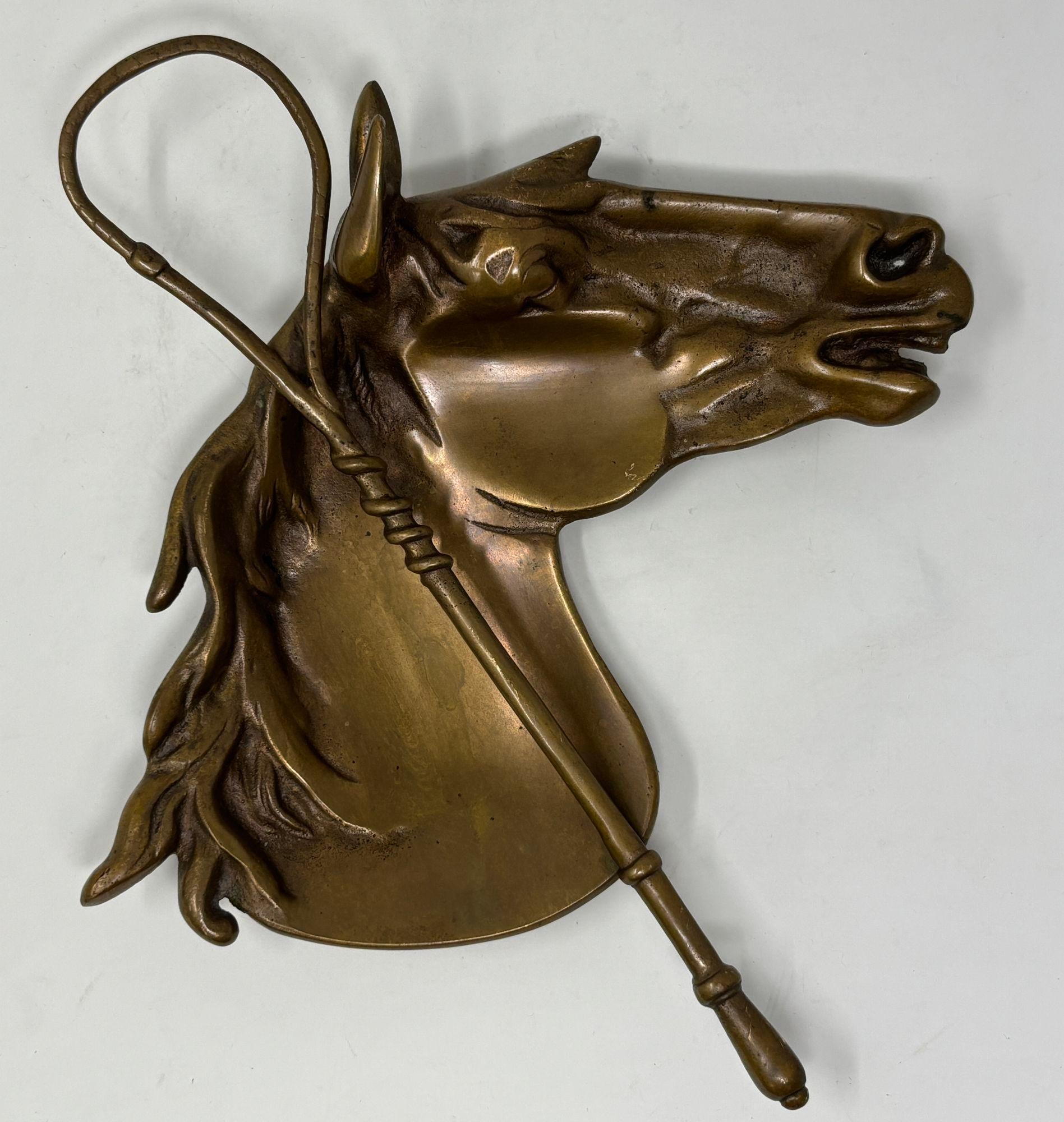 Cenicero Vintage de Bronce Fundido con Cabeza de Caballo Plato Ecuestre Catchall siglo XX en venta