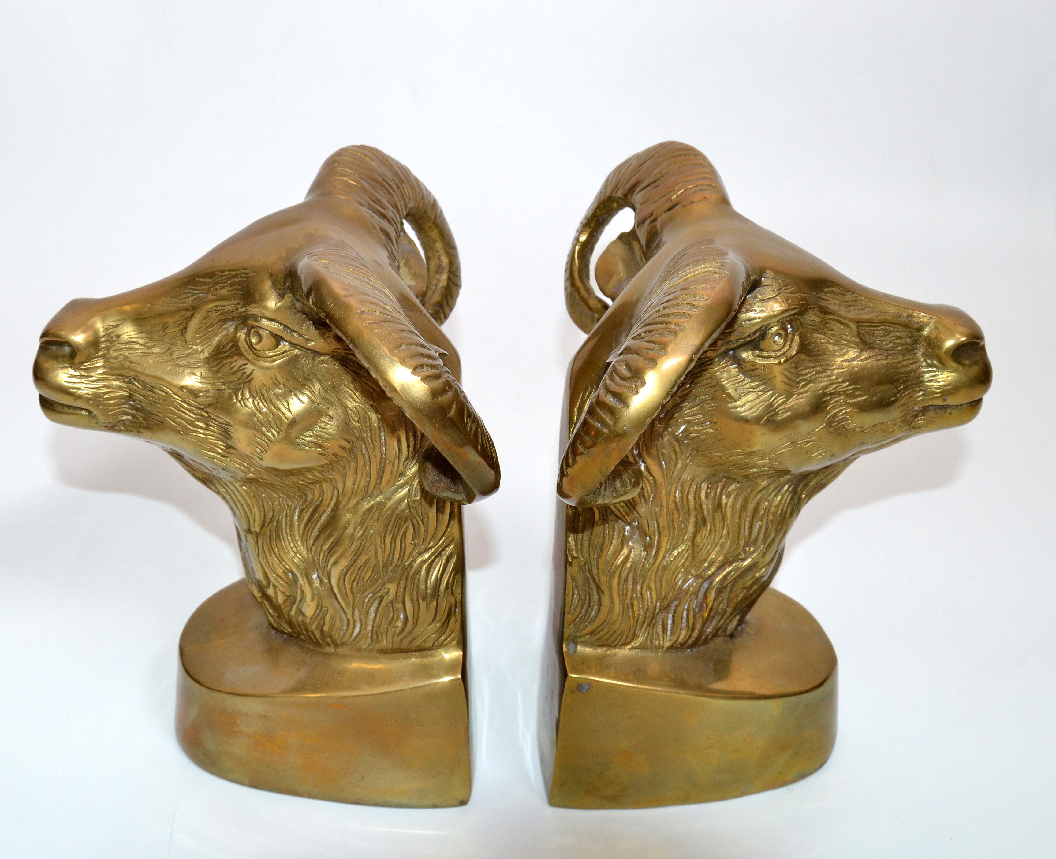 Mid-Century Modern pair of rams head bookends made out of cast bronze.
The set has the original condition and it is not polished, it shows patina.
  