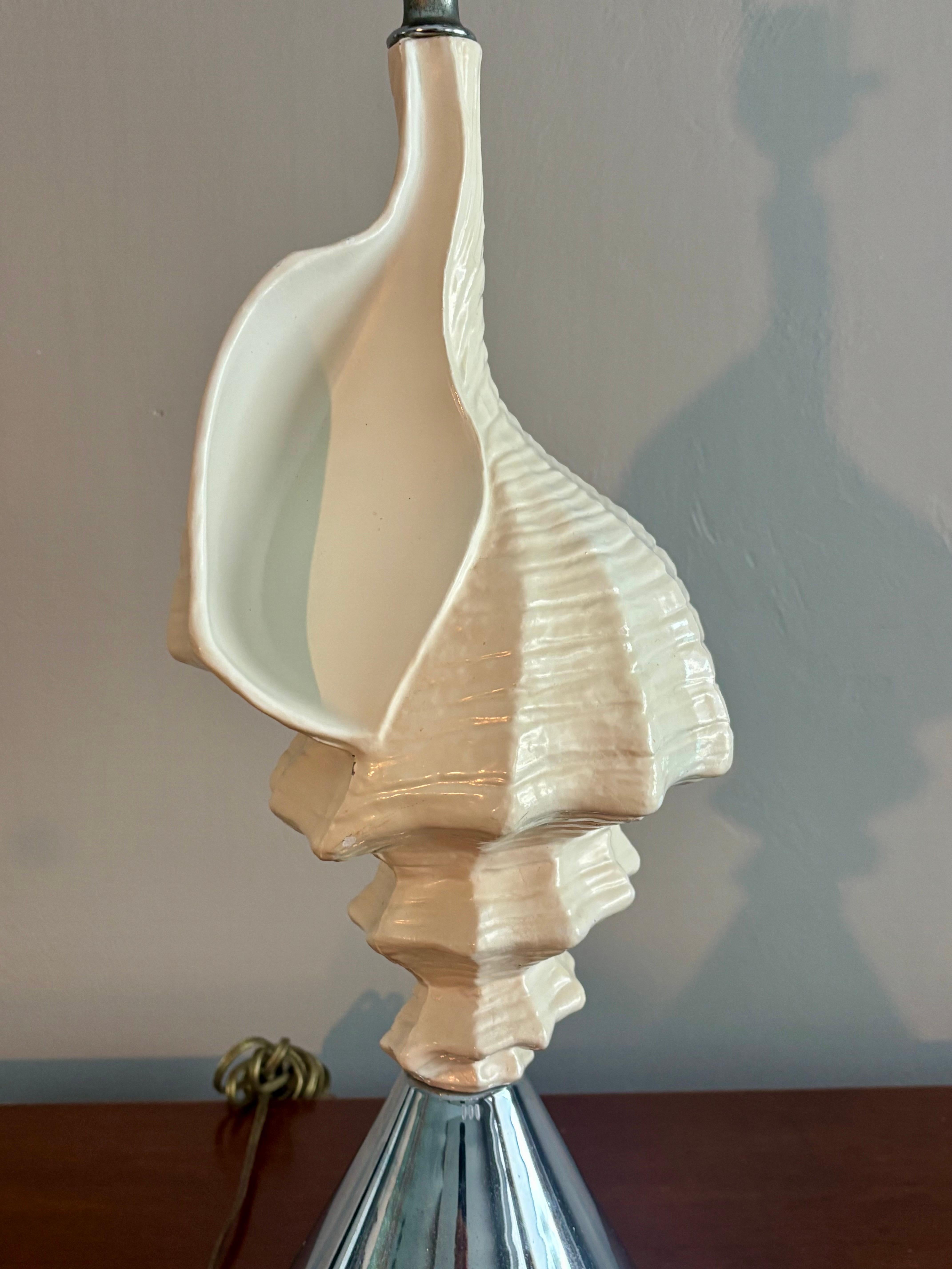 Vintage Cast Conch Shell Lampe mit Chromsockel im Zustand „Gut“ im Angebot in Delray Beach, FL
