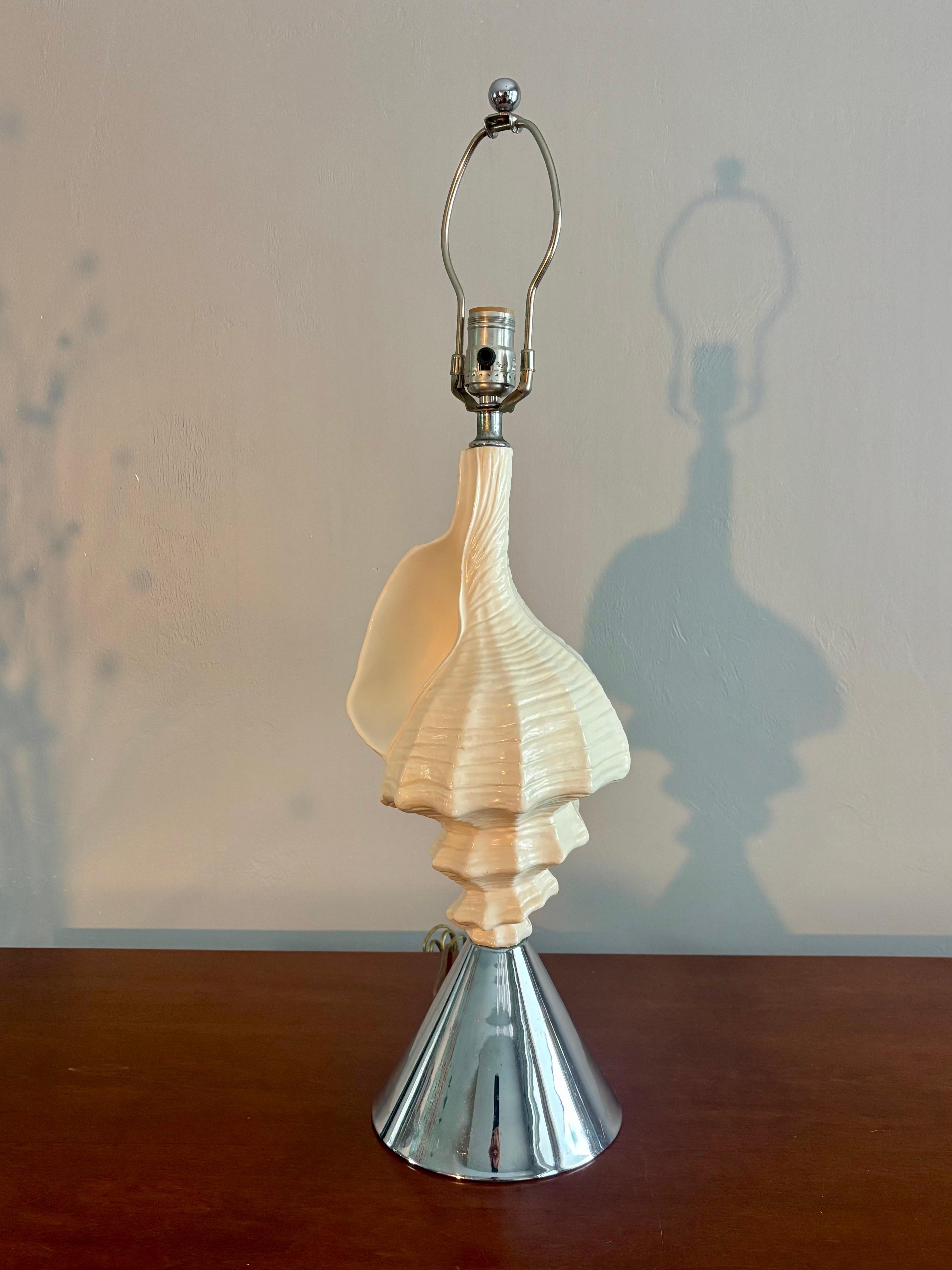 Vintage Cast Conch Shell Lampe mit Chromsockel (20. Jahrhundert) im Angebot