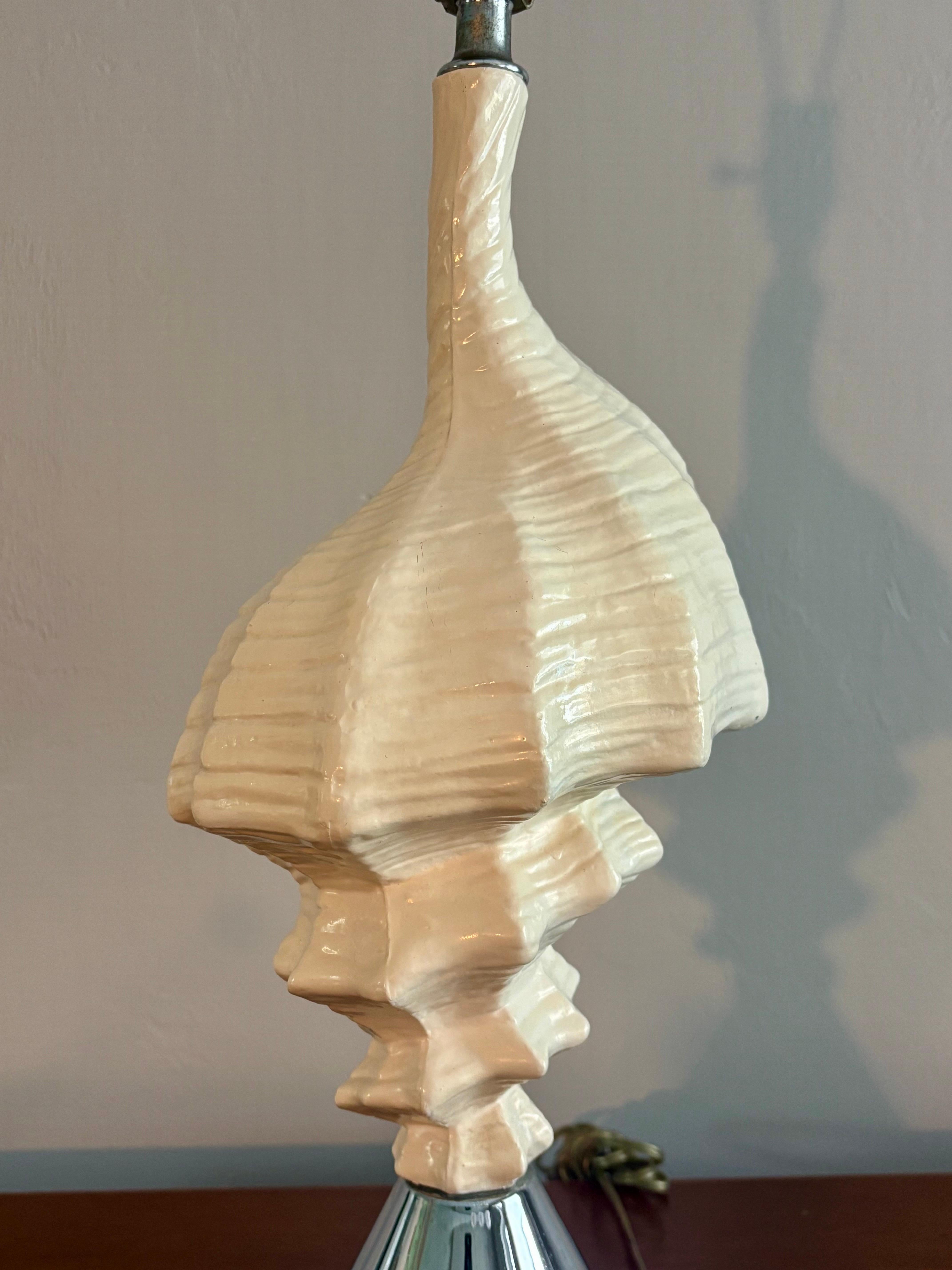 Vintage Cast Conch Shell Lampe mit Chromsockel im Angebot 1