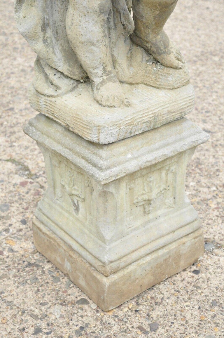 Ornement de statue de jardin vintage en béton coulé représentant un