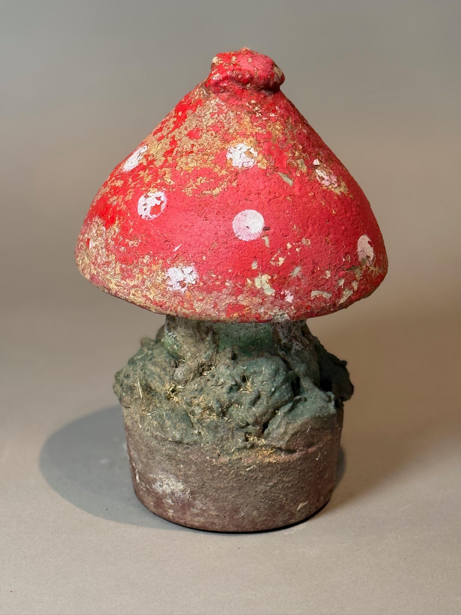 Añade un toque de magia de cuento de hadas y encanto rústico a tu jardín, patio o espacio interior con esta escultura de seta de hormigón fundido vintage. Fechada a mediados del siglo XX, esta caprichosa pieza es una celebración de la decoración de