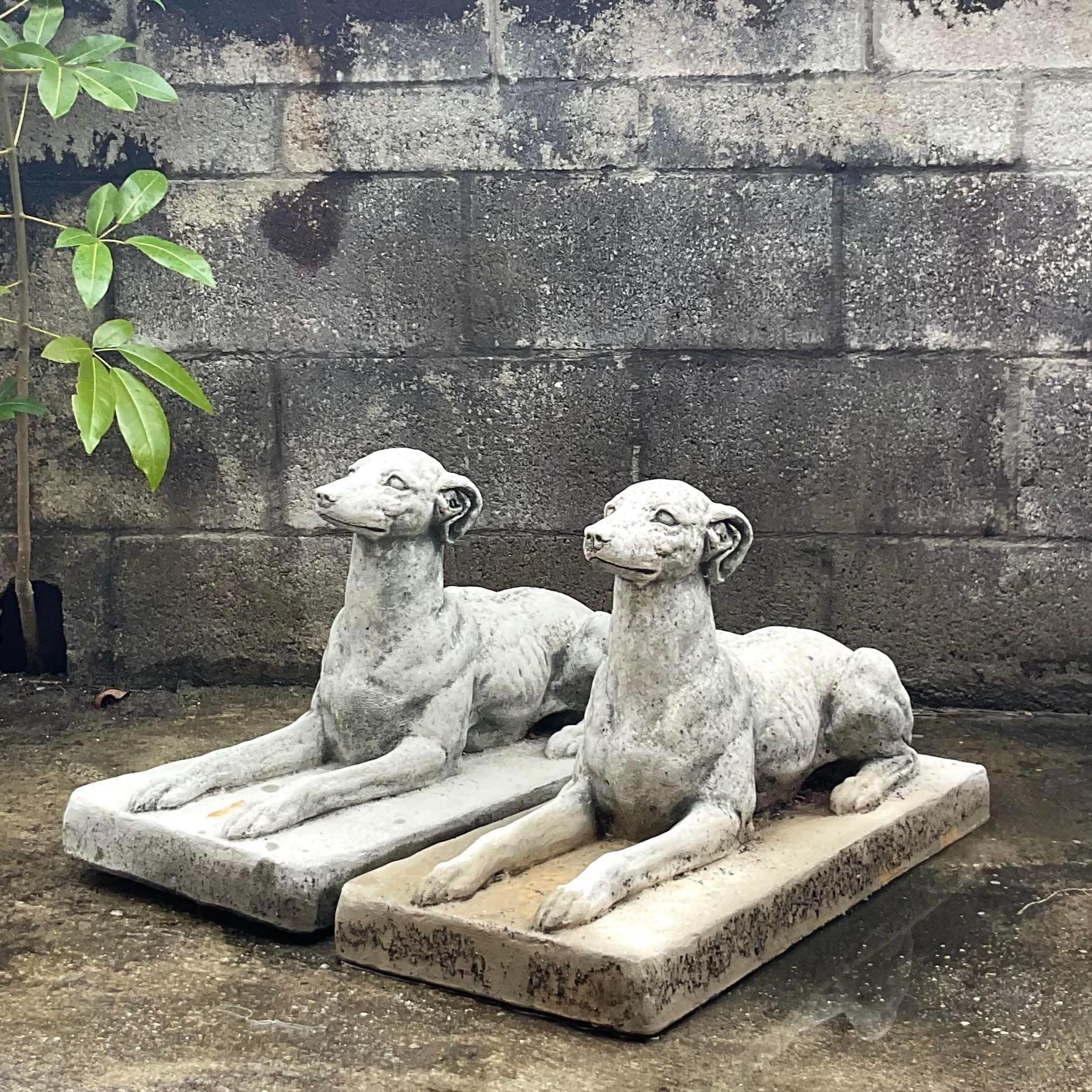 Ein spektakuläres Paar Vintage Boho Hunde. Zwei liegende Whippets in einem Gussbeton. Perfekt für den Innenbereich oder als Wächter im Garten. Sie entscheiden! Erworben aus einem Nachlass in Palm Beach. 