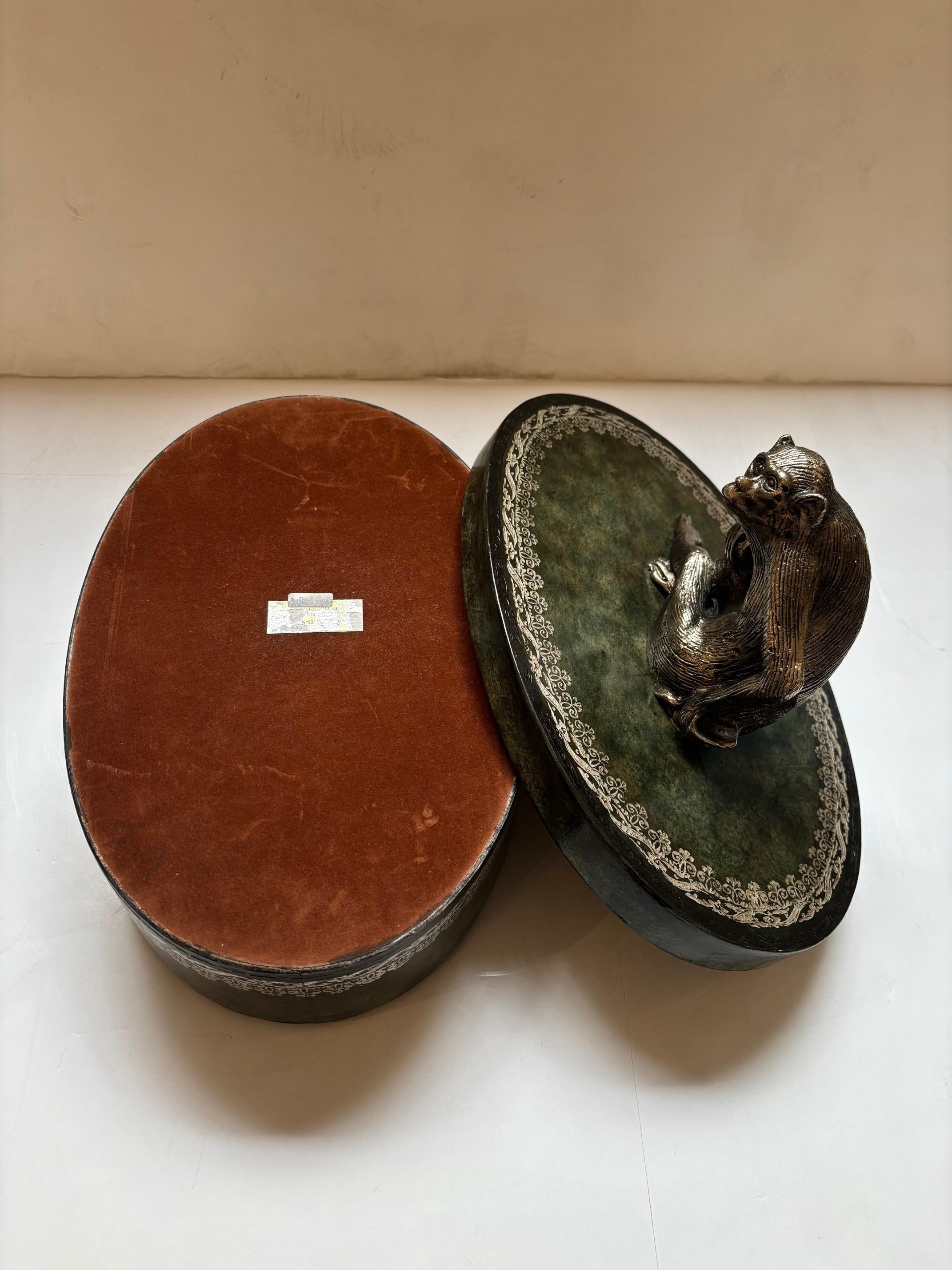 Scimmia figurata d'epoca in metallo argentato su una scatola di legno di Maitland Smith in vendita 7