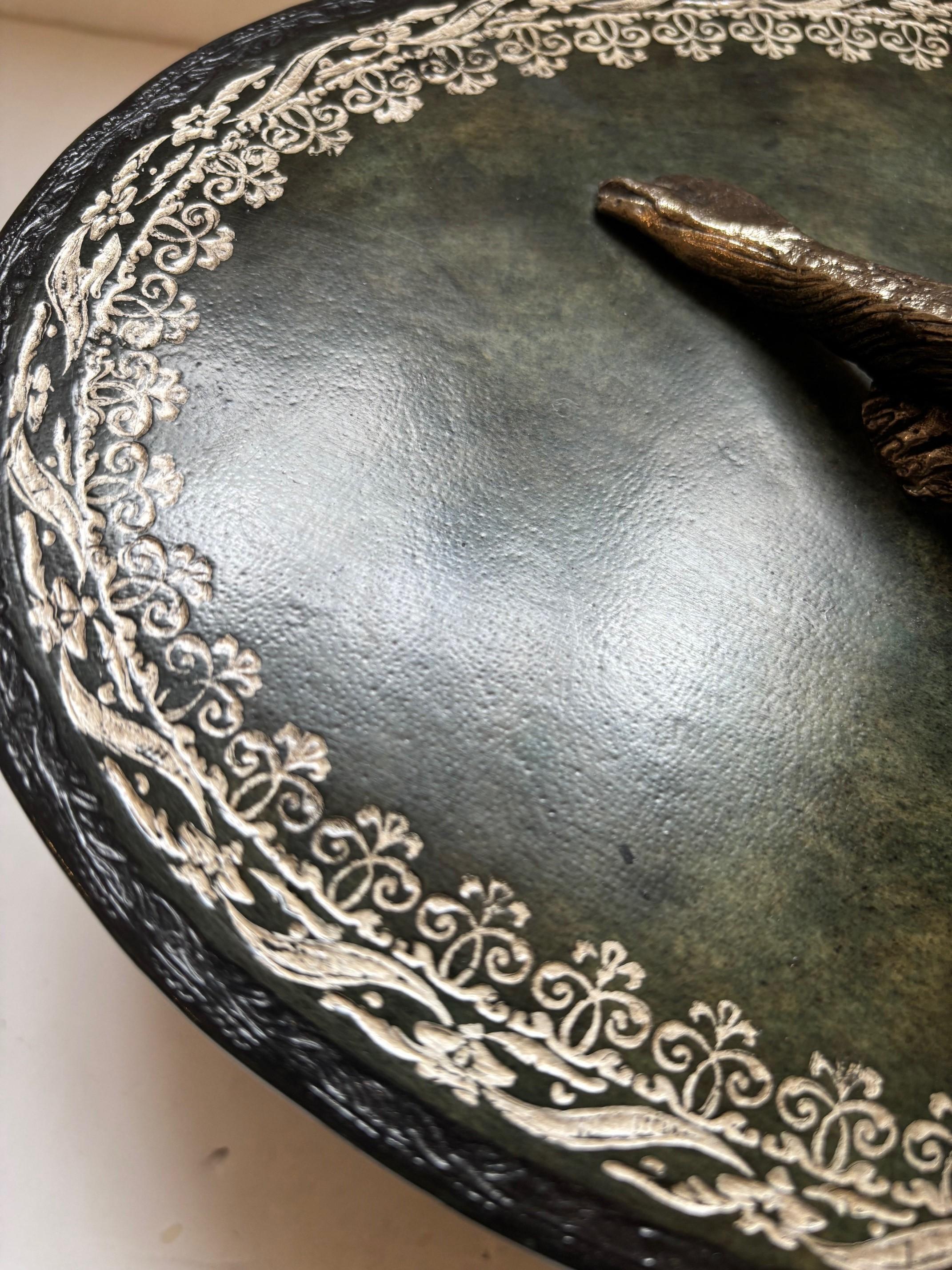 Fine XX secolo Scimmia figurata d'epoca in metallo argentato su una scatola di legno di Maitland Smith in vendita